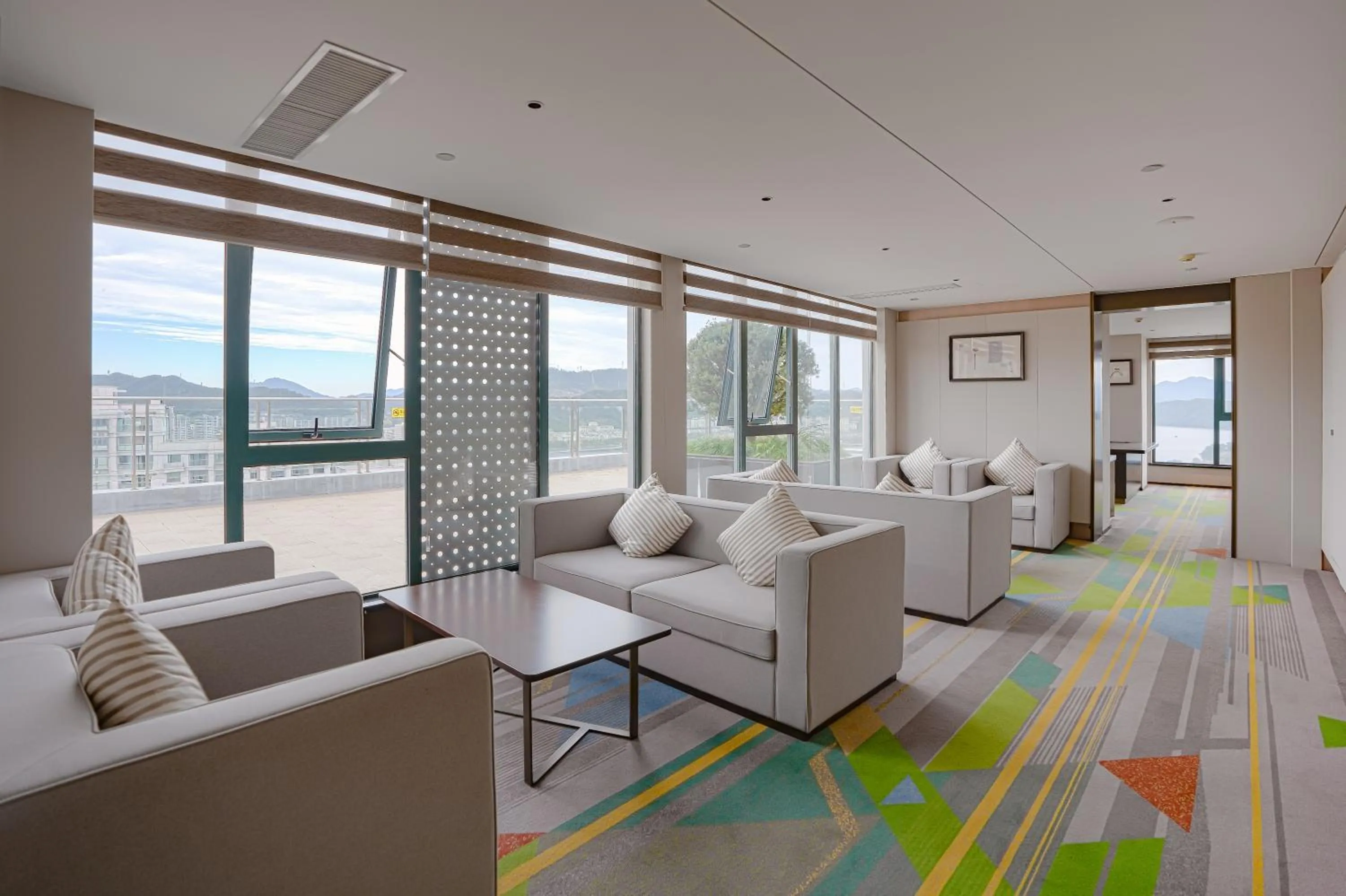 Seating area in Holiday Inn One Thousand Island Lake by IHG