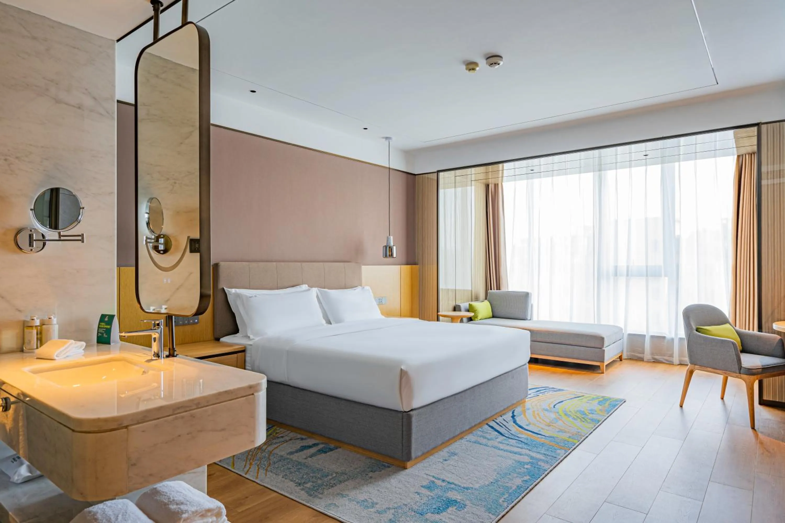 Photo of the whole room in Holiday Inn One Thousand Island Lake by IHG