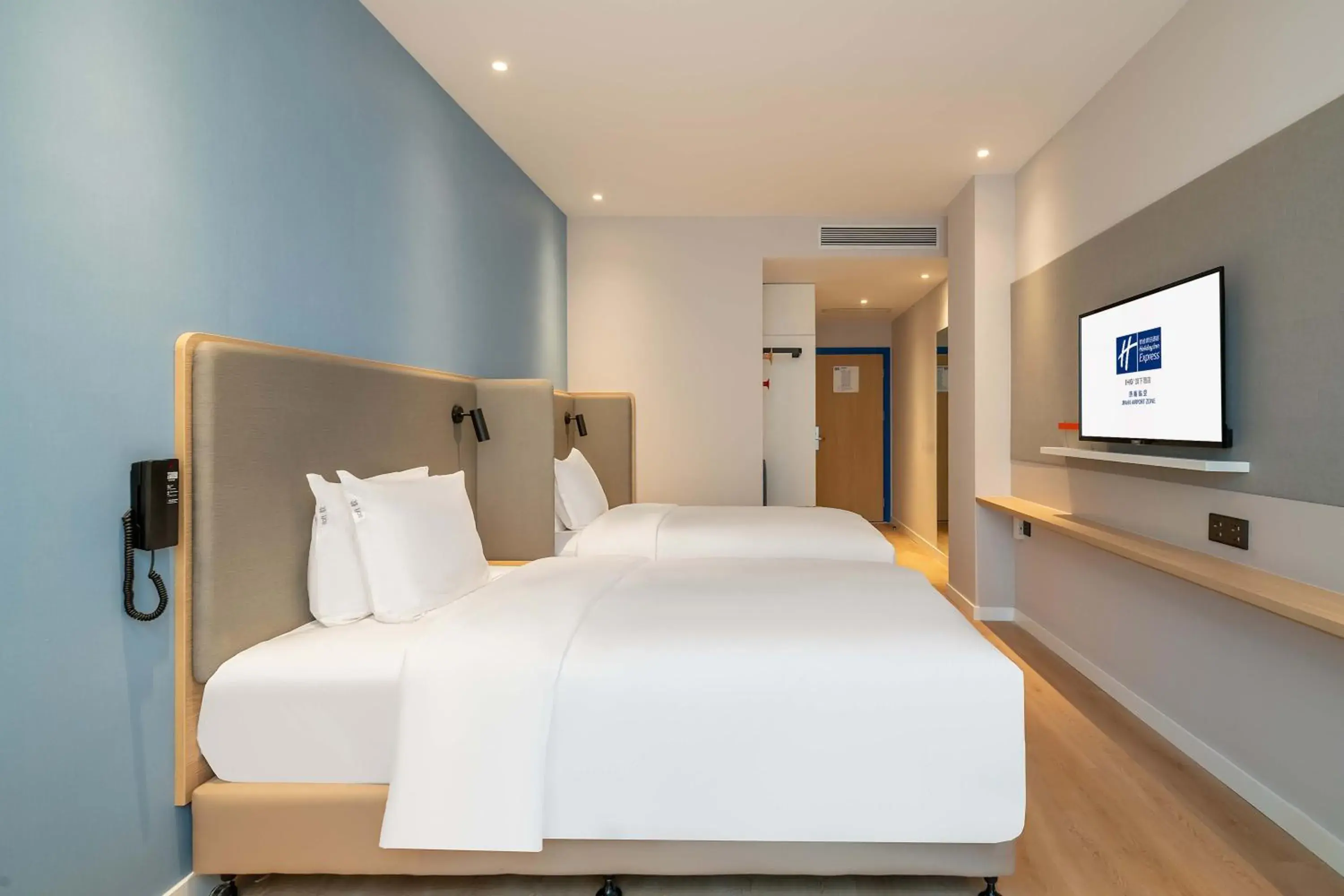 Bed in Holiday Inn Express Jinan Airport Zone by IHG Bed in Holiday Inn Express Jinan Airport Zone by IHG