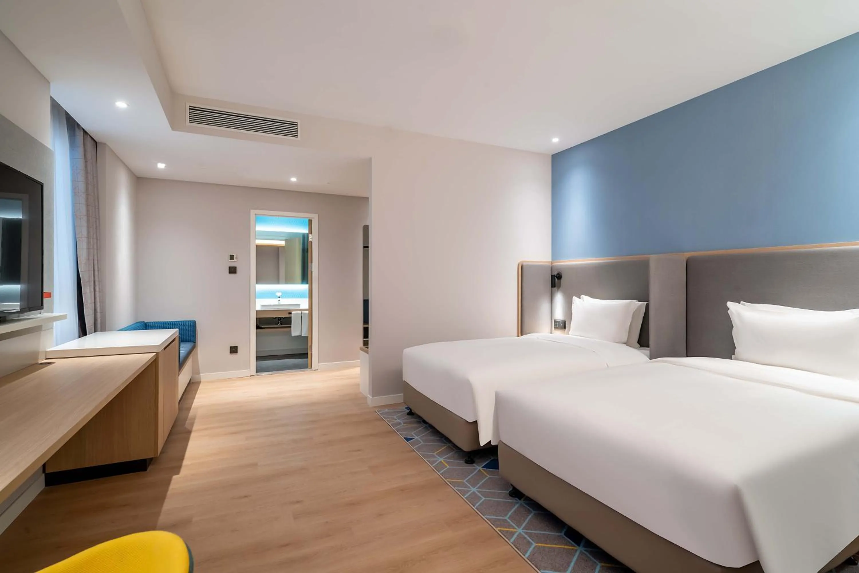 Bed in Holiday Inn Express Jinan Airport Zone by IHG