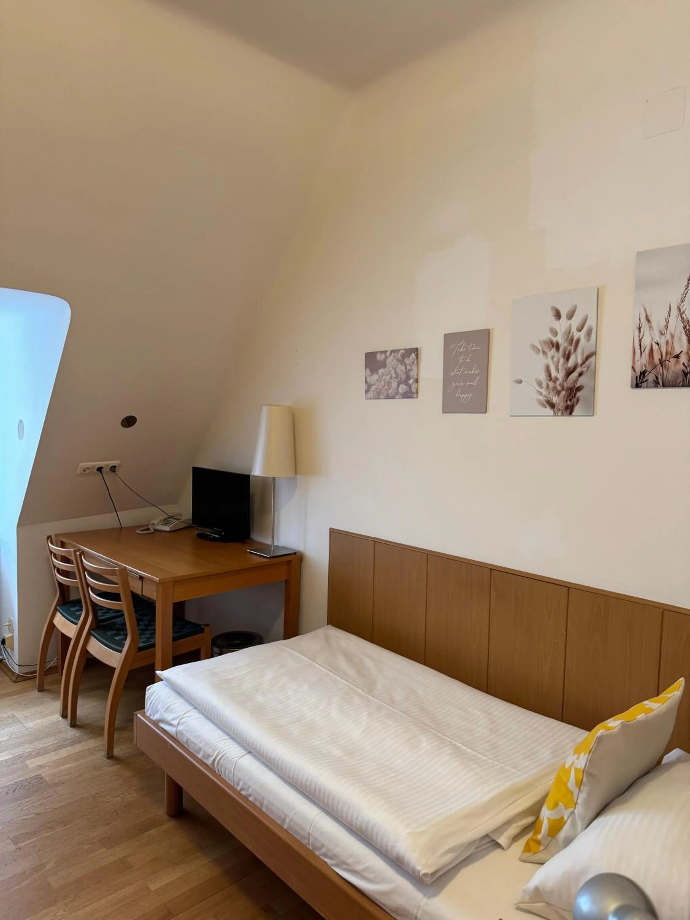 Photo of the whole room, Bed in Gästehaus Deutscher Orden Wien