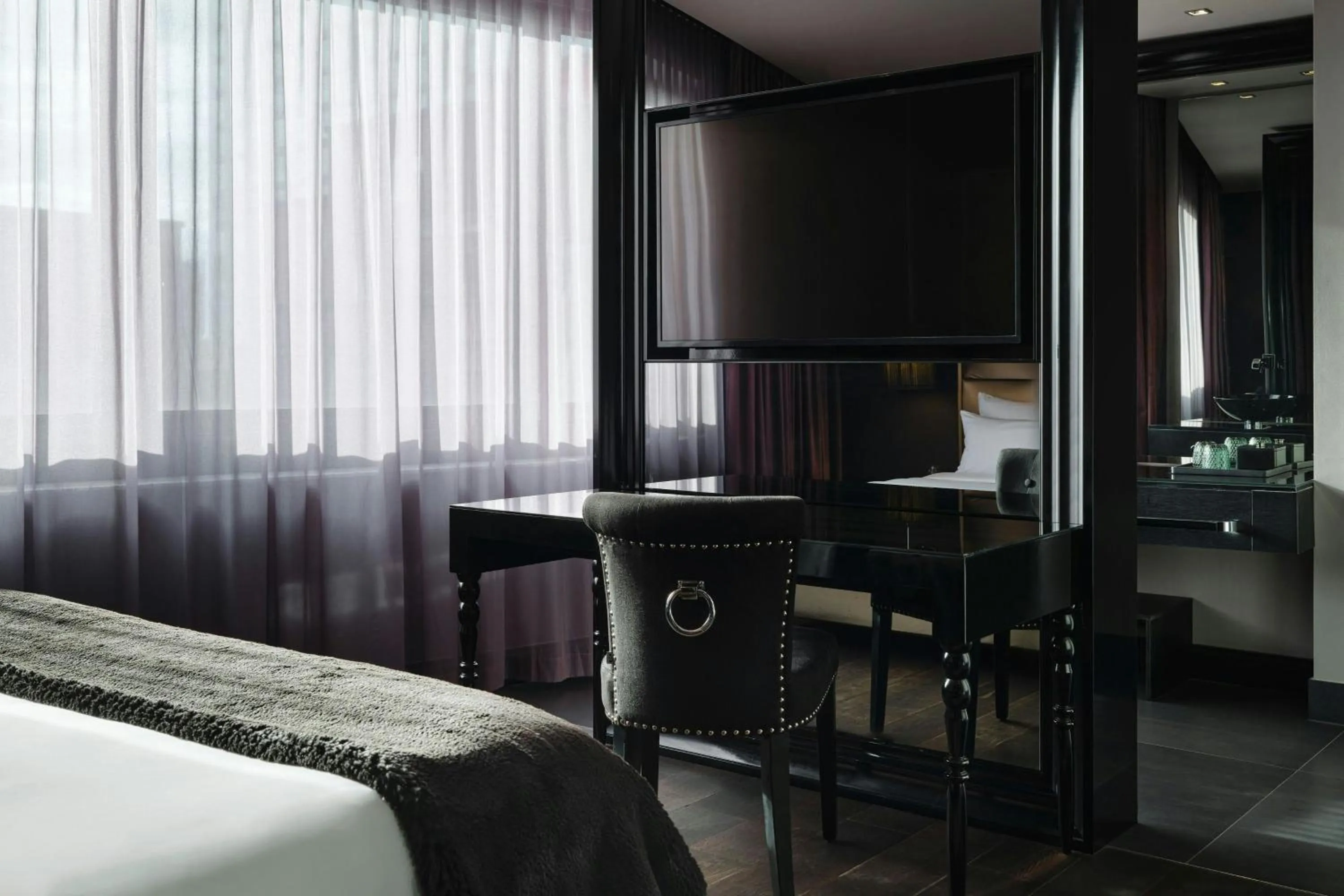Photo of the whole room, Bed in Roomers Frankfurt Central, Autograph Collection