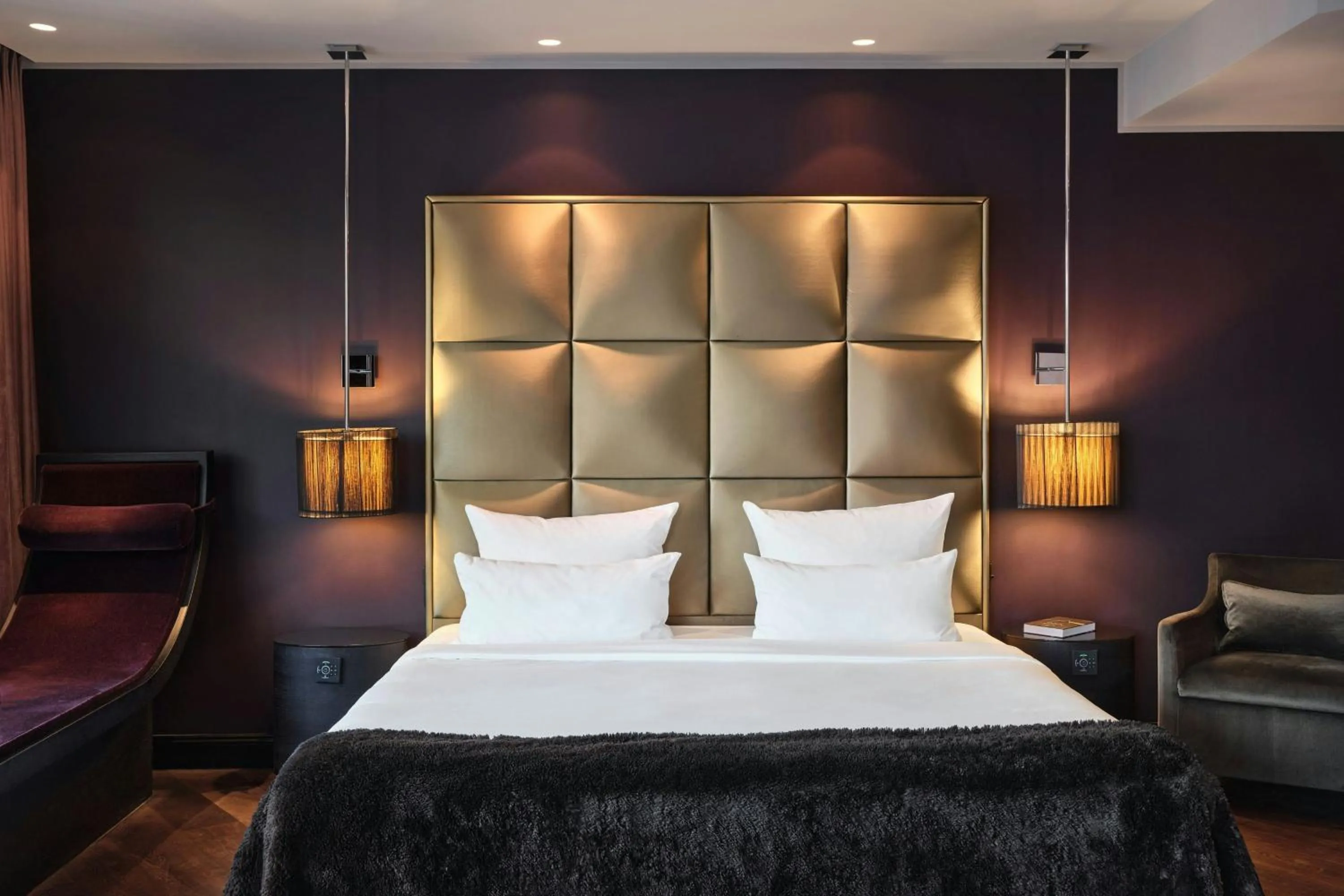 Photo of the whole room, Bed in Roomers Frankfurt Central, Autograph Collection