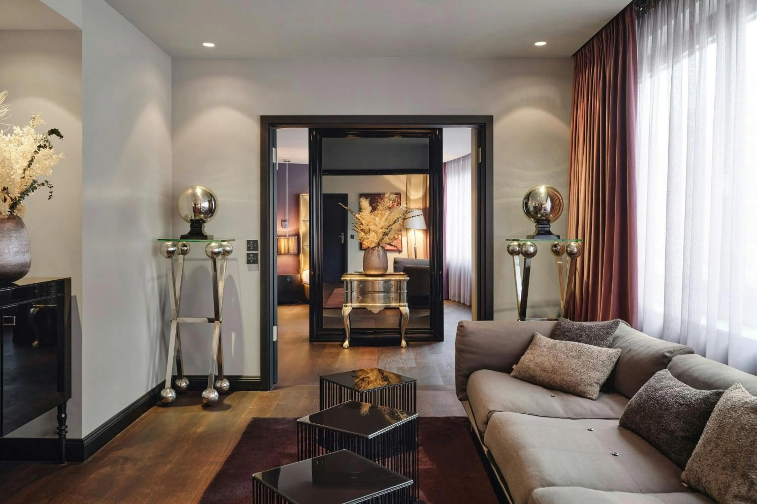 Photo of the whole room in Roomers Frankfurt Central, Autograph Collection