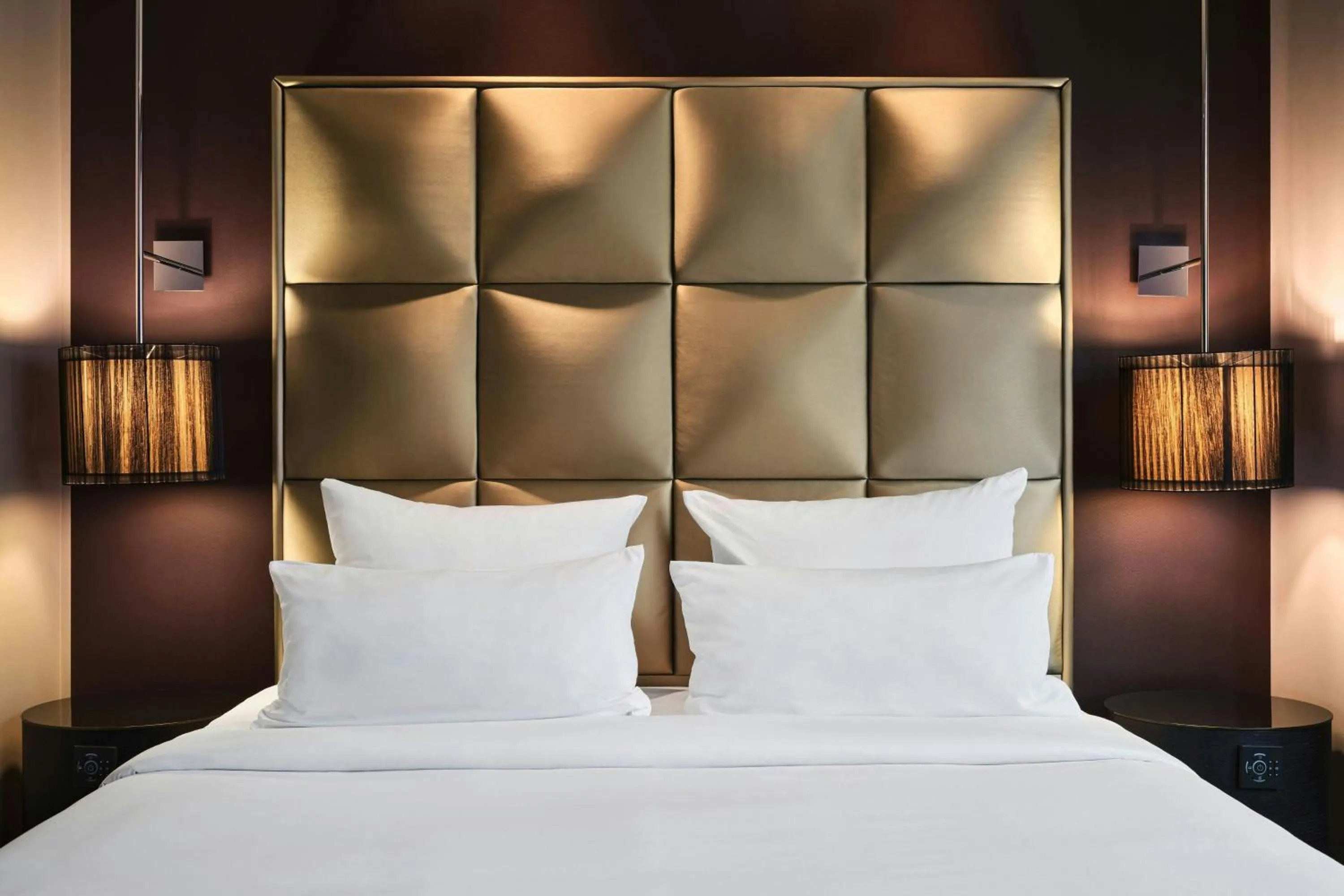 Photo of the whole room, Bed in Roomers Frankfurt Central, Autograph Collection