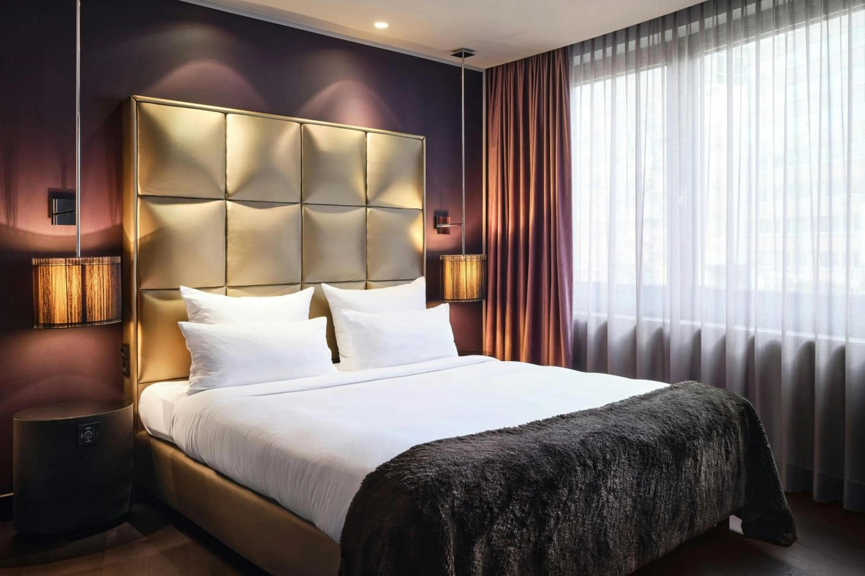 Photo of the whole room, Bed in Roomers Frankfurt Central, Autograph Collection