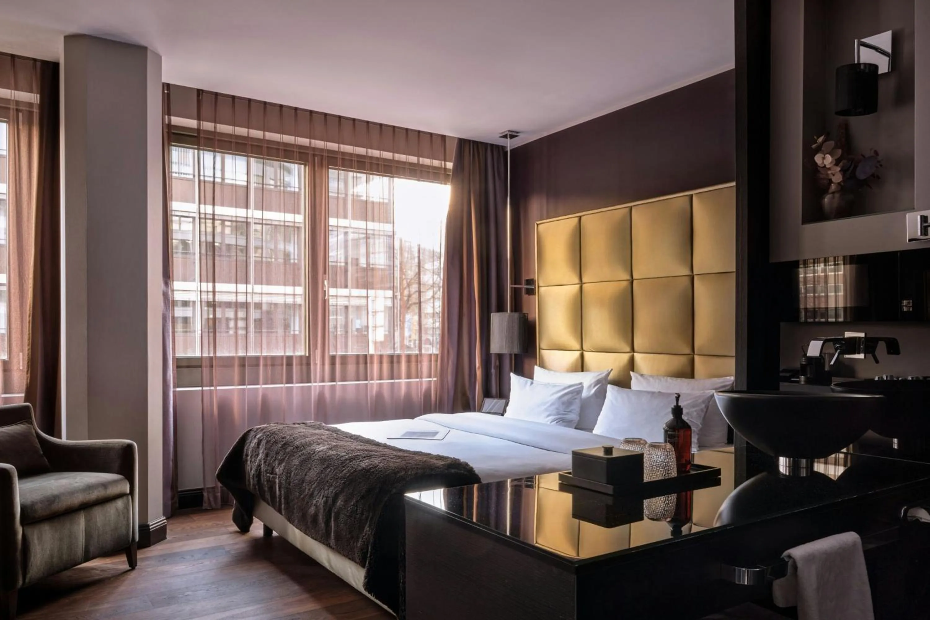 Photo of the whole room, Bed in Roomers Frankfurt Central, Autograph Collection