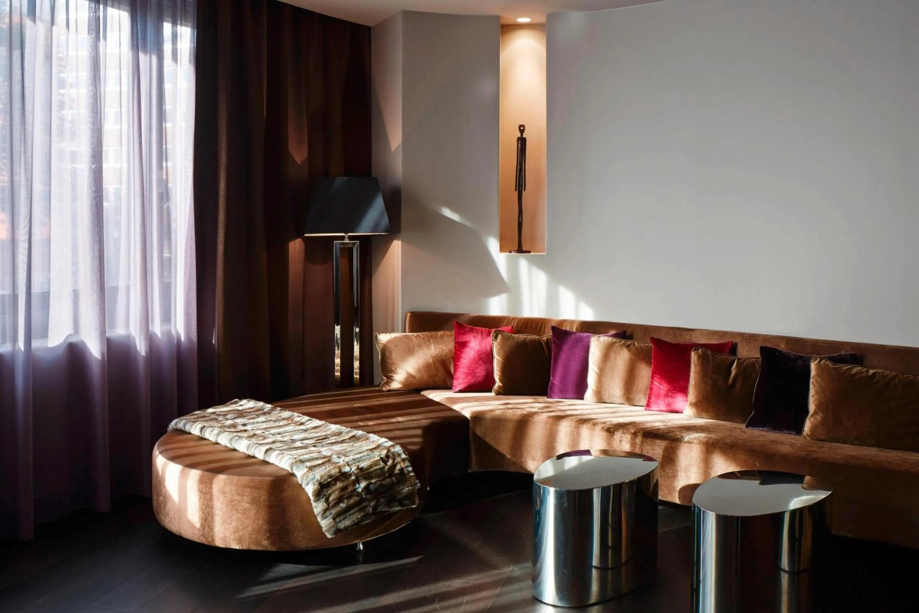 Living room, Bed in Roomers Frankfurt Central, Autograph Collection