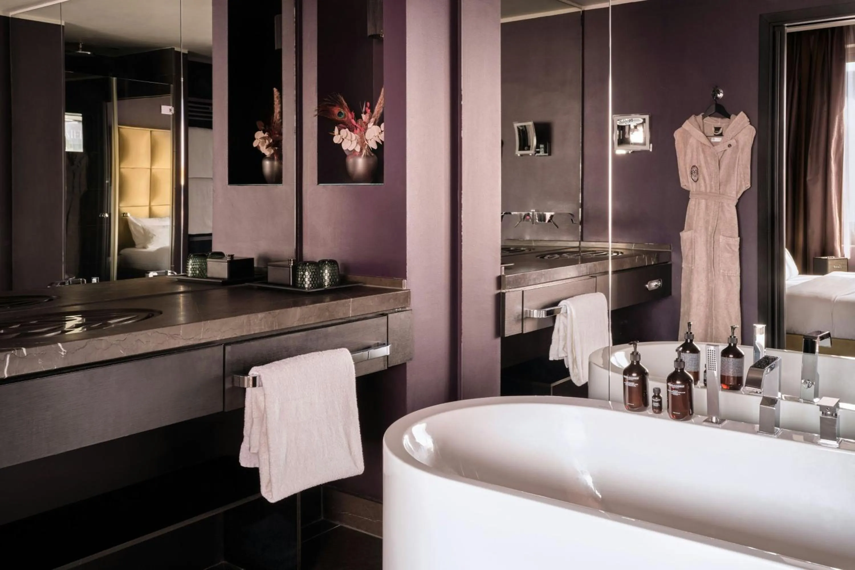 Bathroom in Roomers Frankfurt Central, Autograph Collection