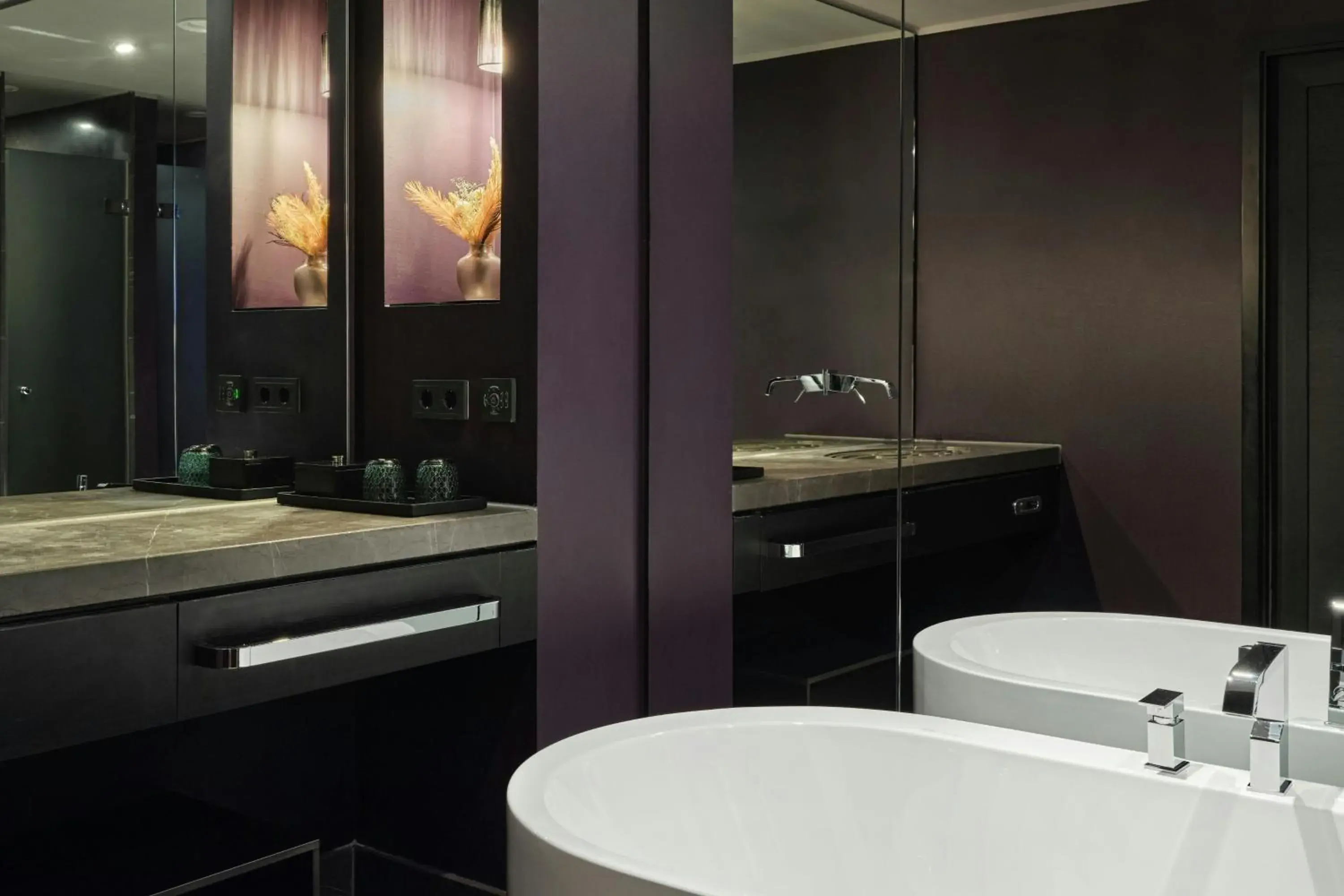 Bathroom in Roomers Frankfurt Central, Autograph Collection Bathroom in Roomers Frankfurt Central, Autograph Collection