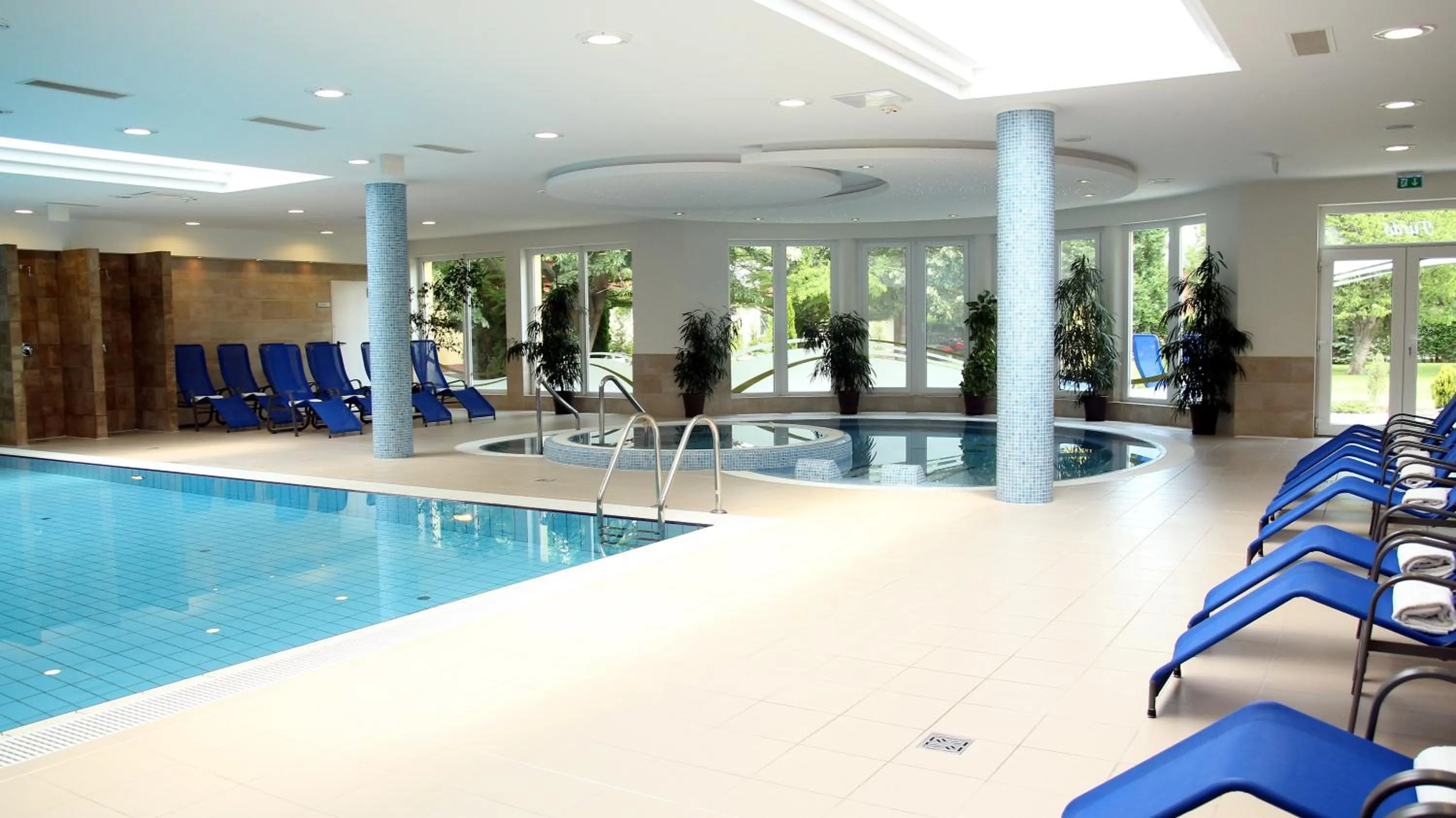 Swimming pool in Garden Hotel Wellness és Konferencia