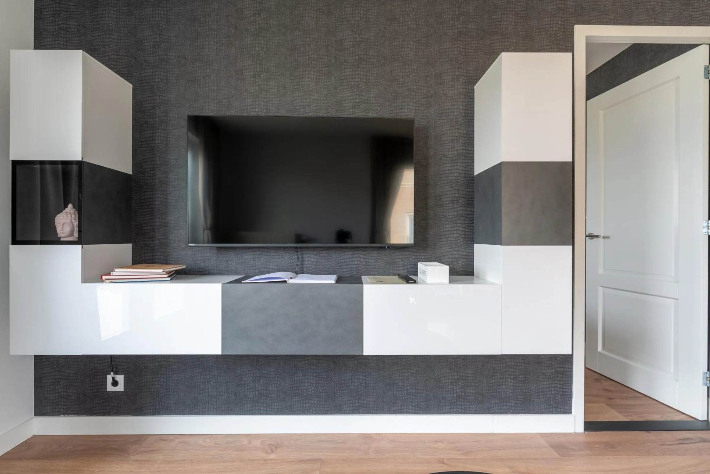 TV and multimedia in Beach Villa & Studio