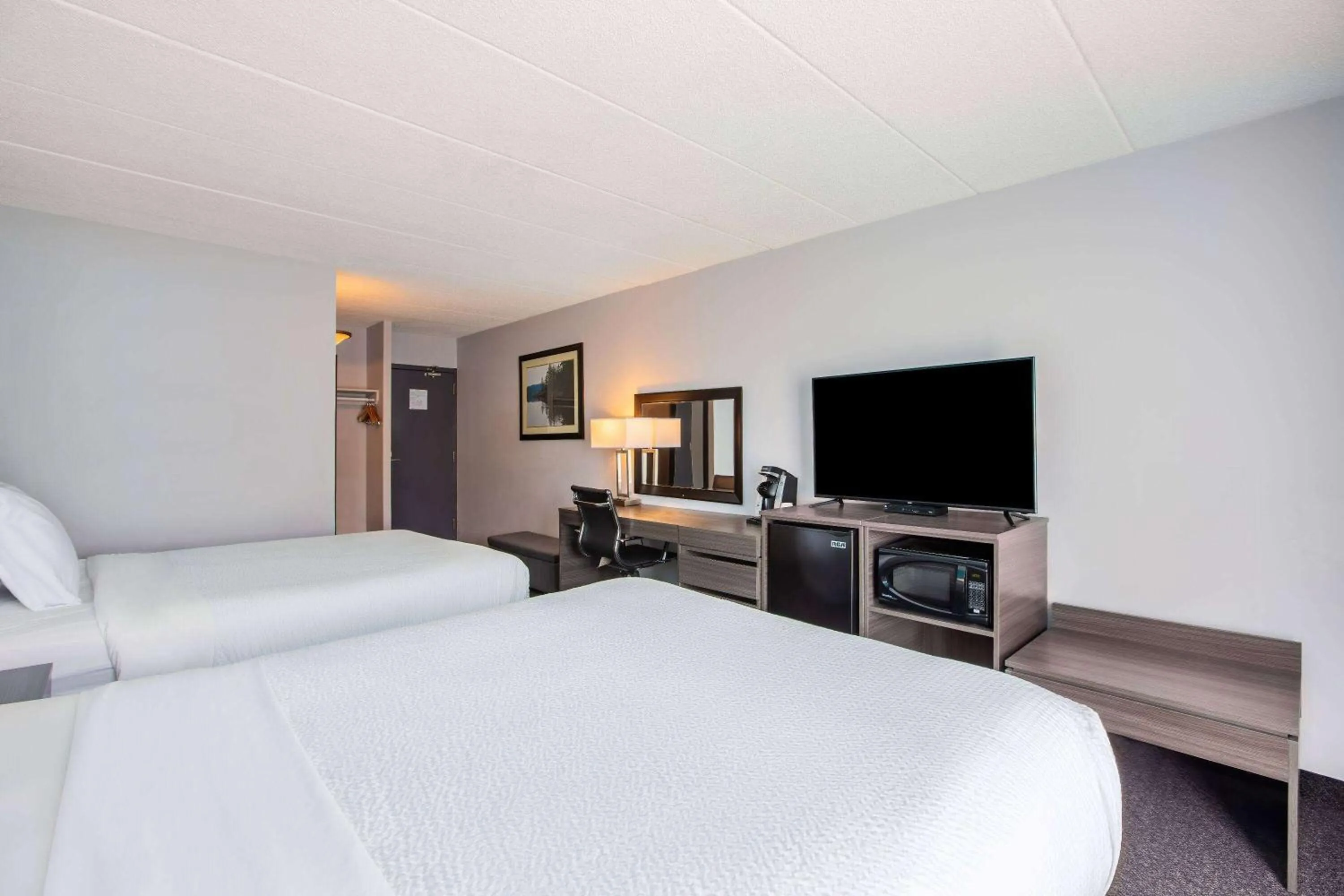 Photo of the whole room, Bed in Days Inn by Wyndham Sudbury & Conference Centre