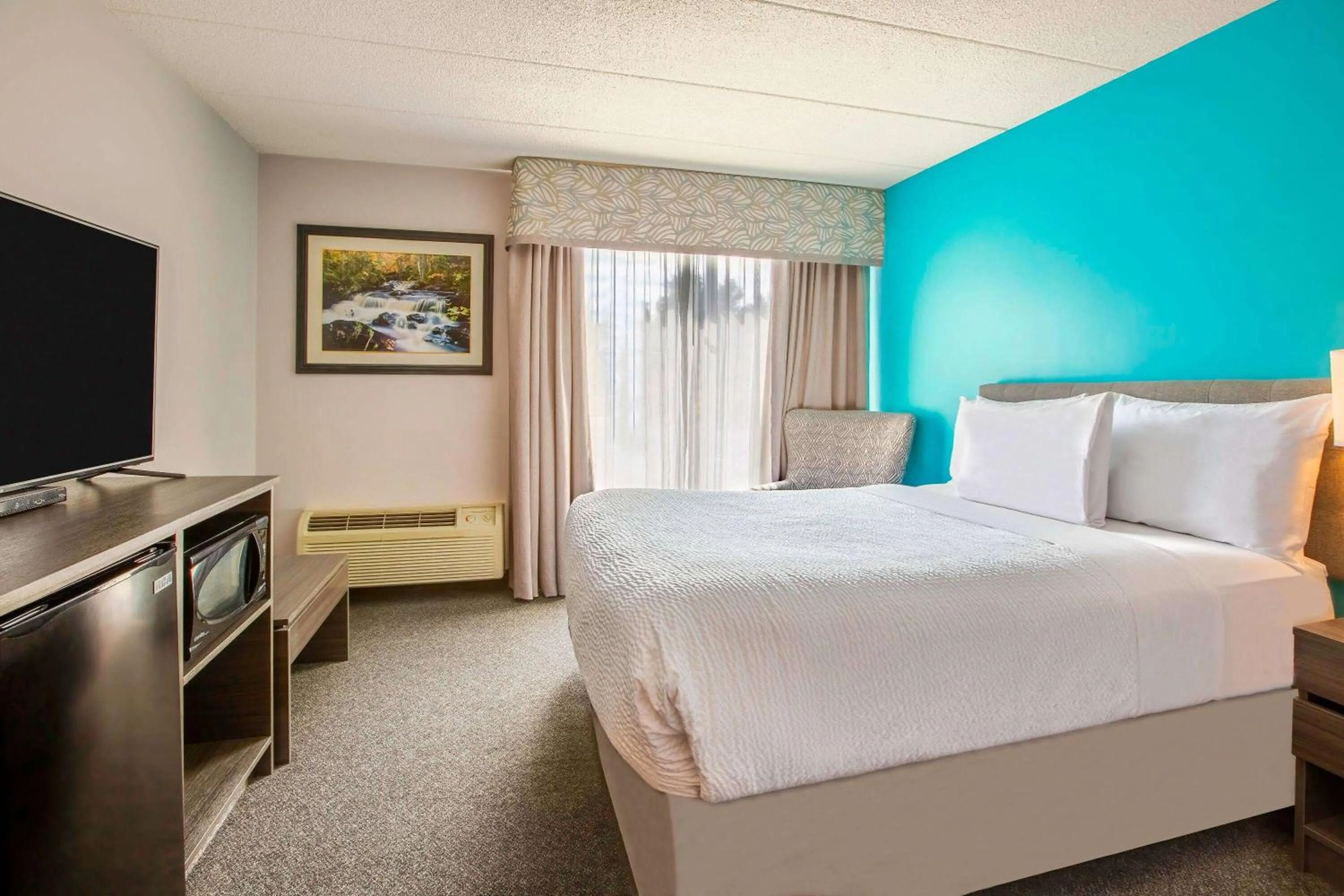 Photo of the whole room, Bed in Days Inn by Wyndham Sudbury & Conference Centre