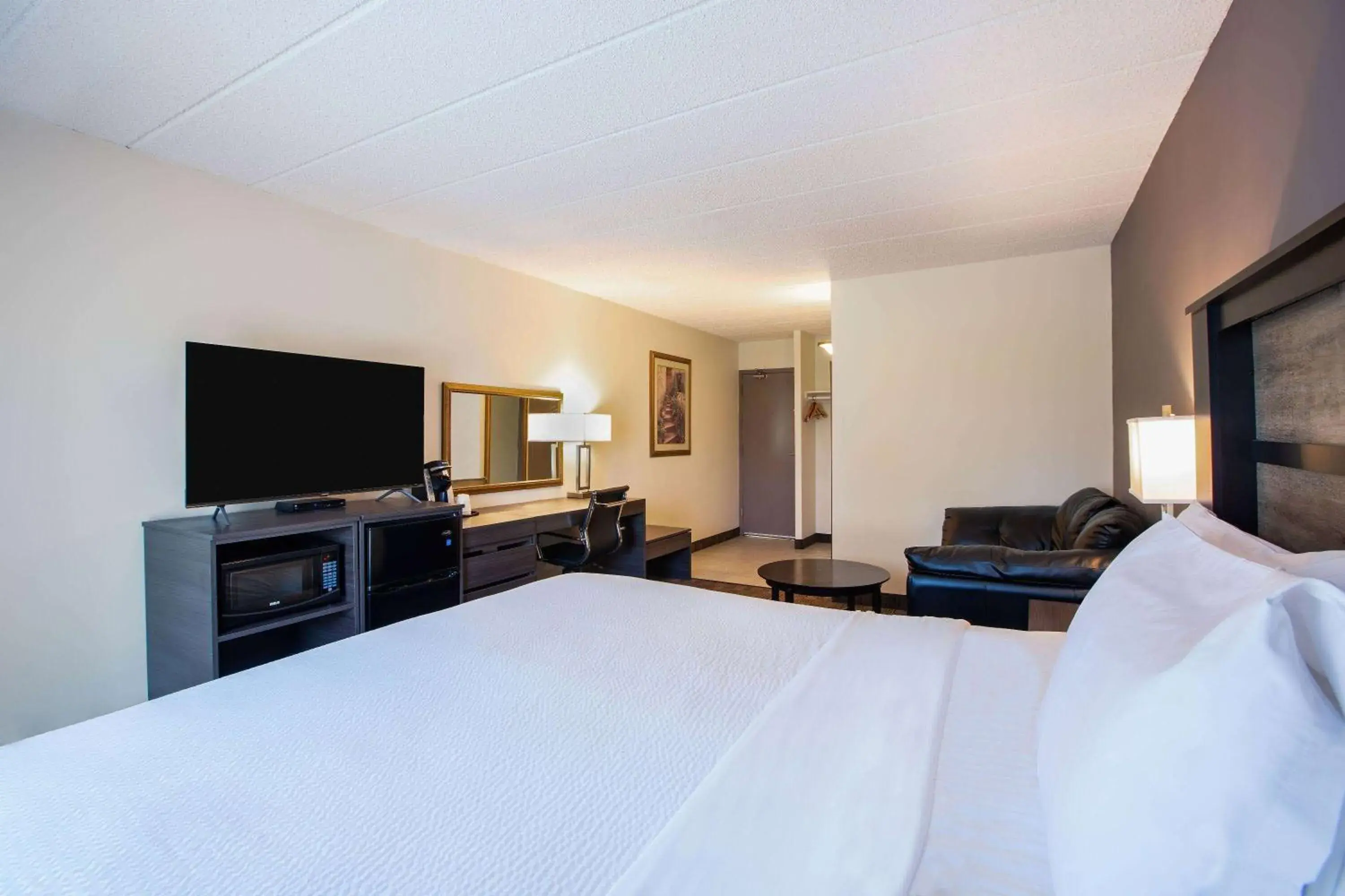 Bed in Days Inn by Wyndham Sudbury & Conference Centre Bed in Days Inn by Wyndham Sudbury & Conference Centre