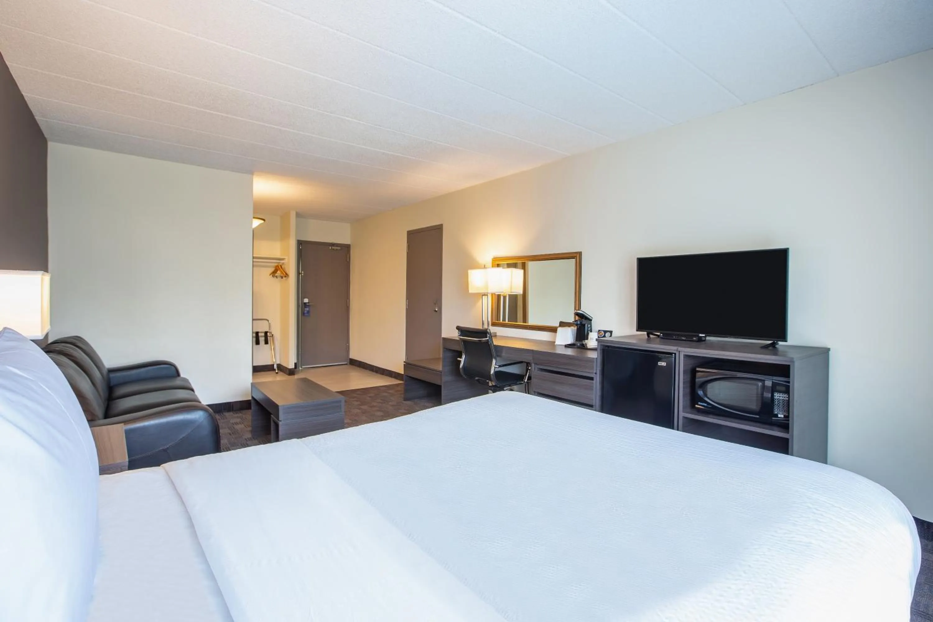 Photo of the whole room, Bed in Days Inn by Wyndham Sudbury & Conference Centre