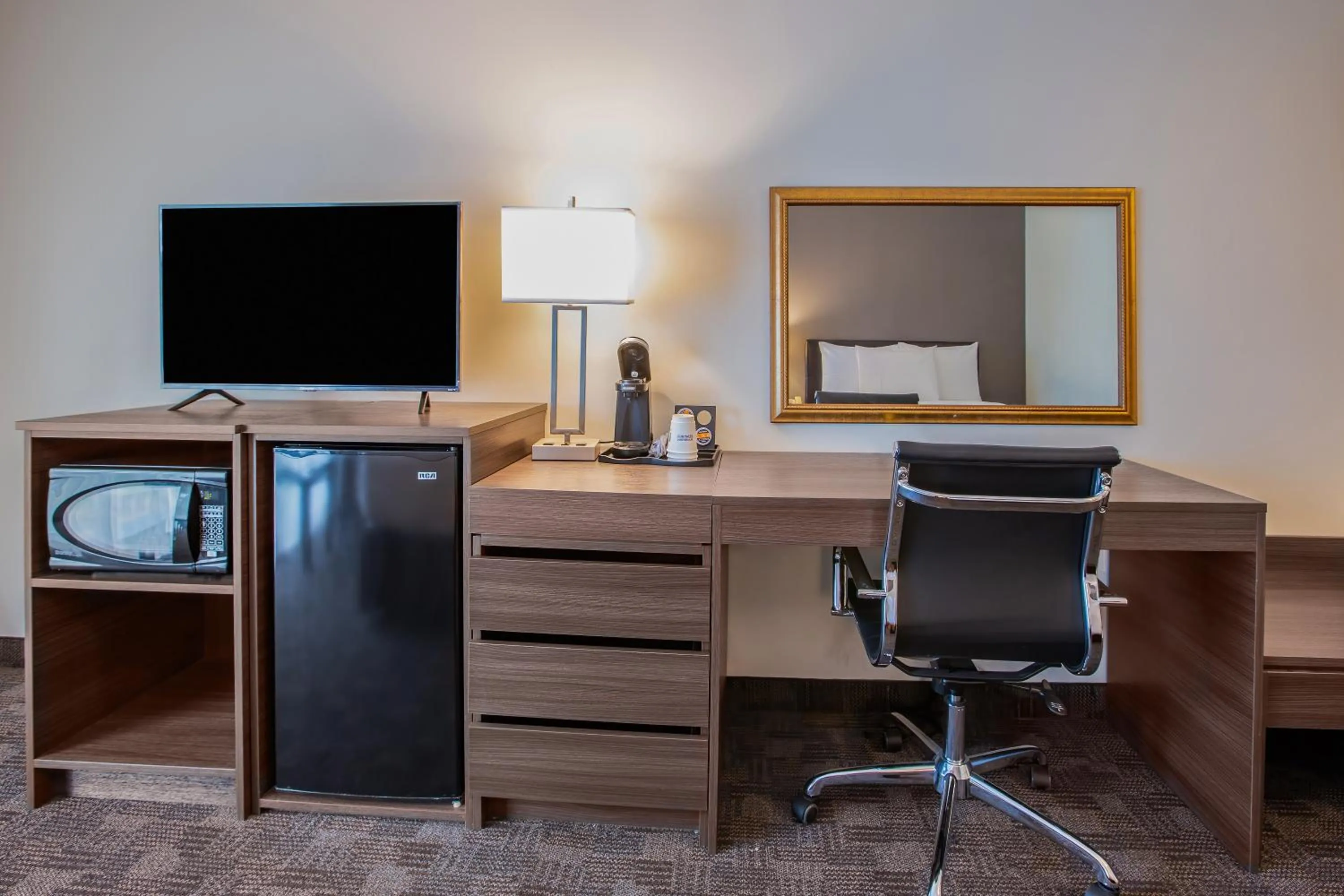 TV and multimedia in Days Inn by Wyndham Sudbury & Conference Centre