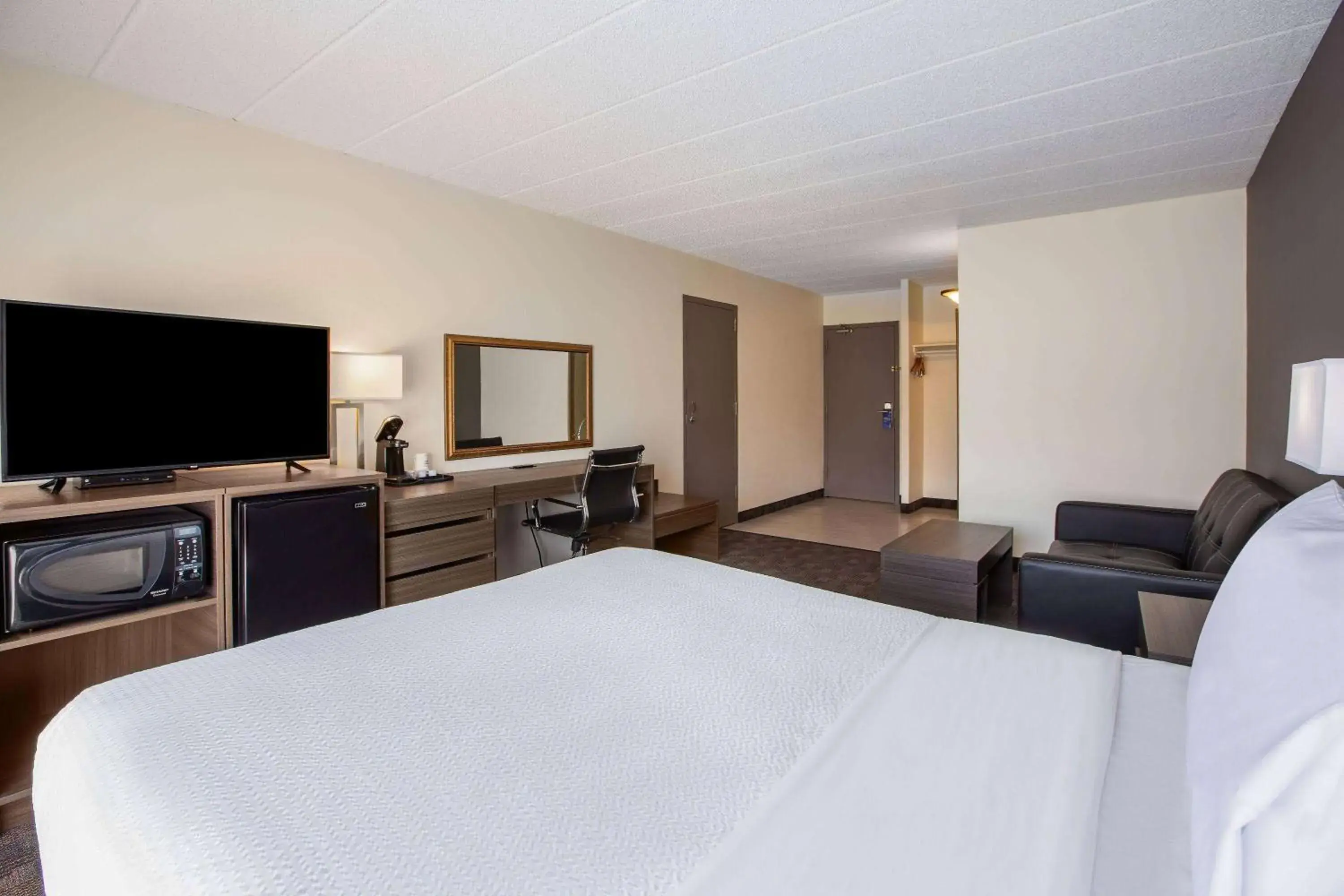 Bed in Days Inn by Wyndham Sudbury & Conference Centre Bed in Days Inn by Wyndham Sudbury & Conference Centre