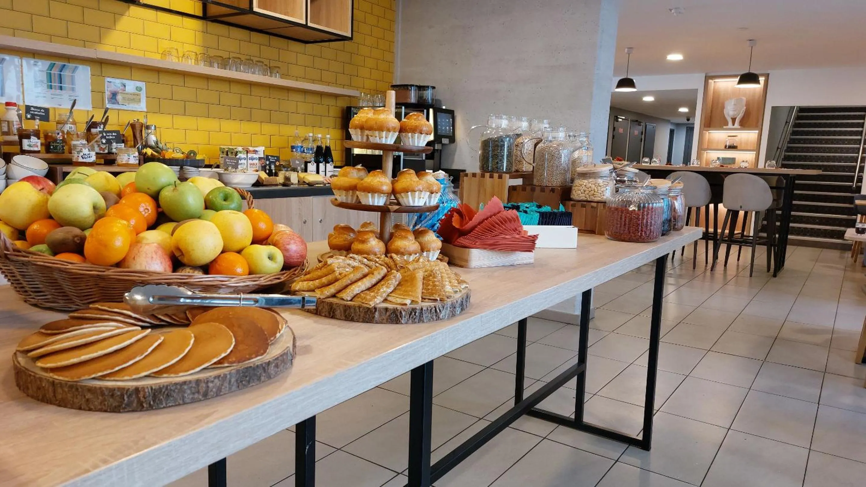 Buffet breakfast in Appart Hotel Odalys City Toulouse Centre Compans Caffarelli