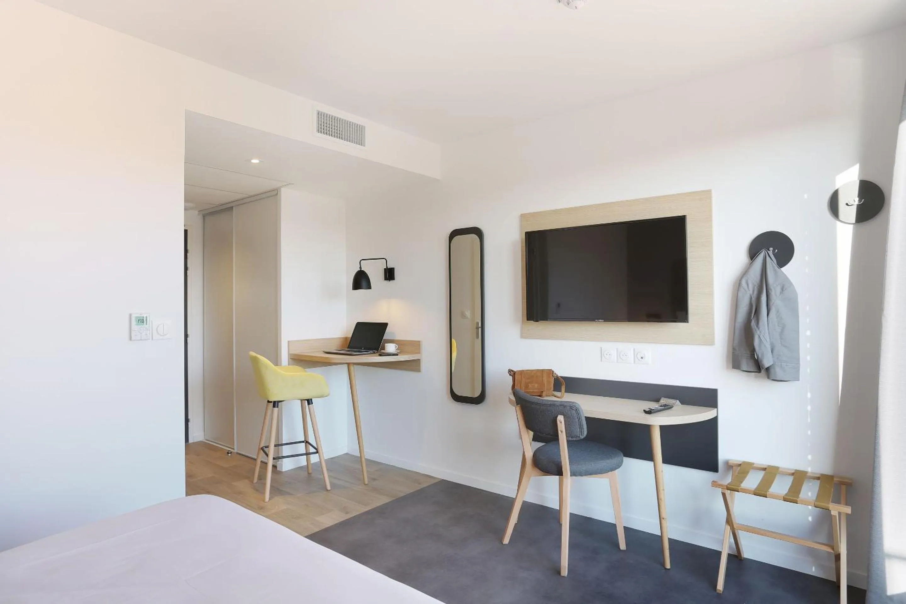 Seating area, Bed in Appart Hotel Odalys City Toulouse Centre Compans Caffarelli