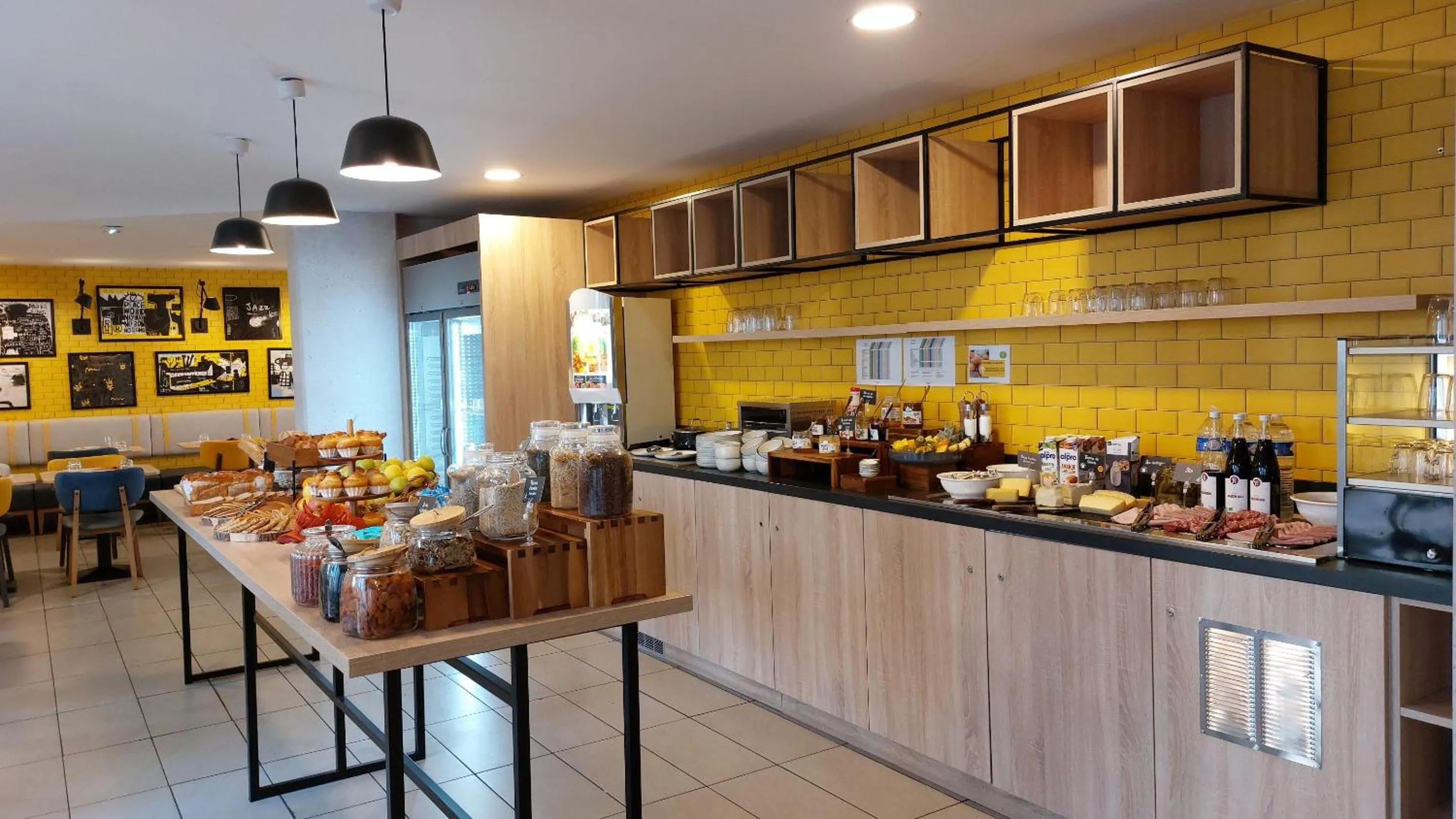 Buffet breakfast in Appart Hotel Odalys City Toulouse Centre Compans Caffarelli