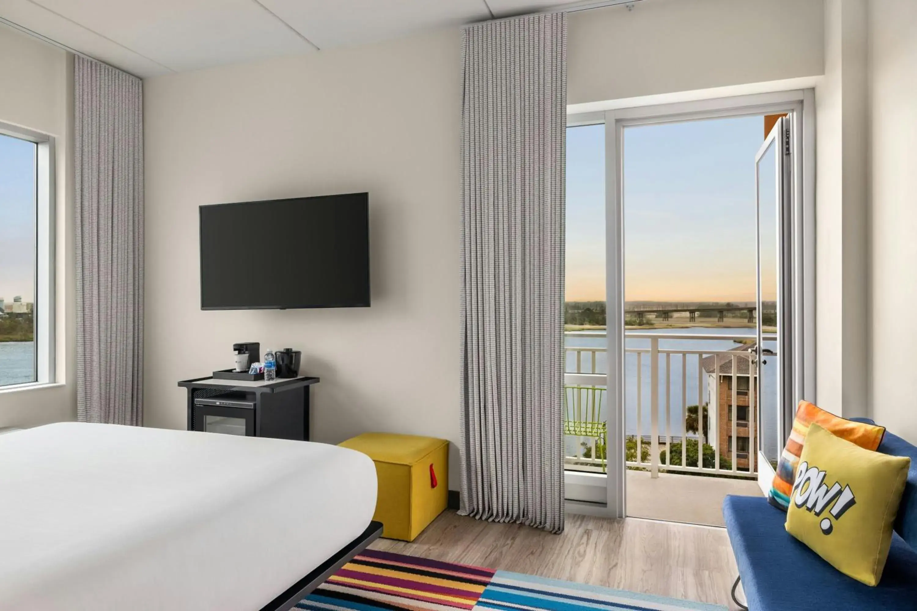 Corner King Room with Balcony in Aloft Wilmington at Coastline Center Corner King Room with Balcony in Aloft Wilmington at Coastline Center