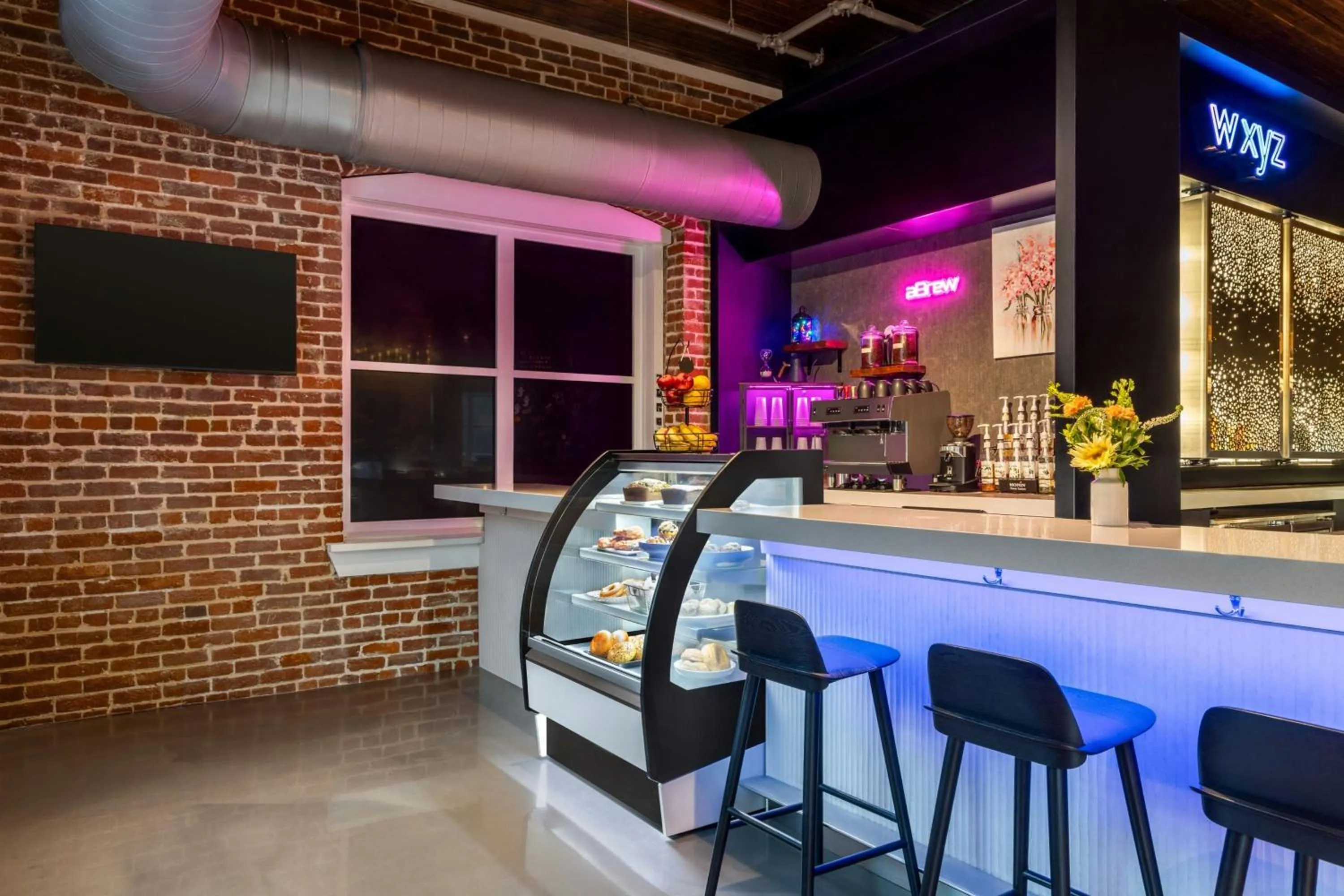 Restaurant/places to eat in Aloft Wilmington at Coastline Center