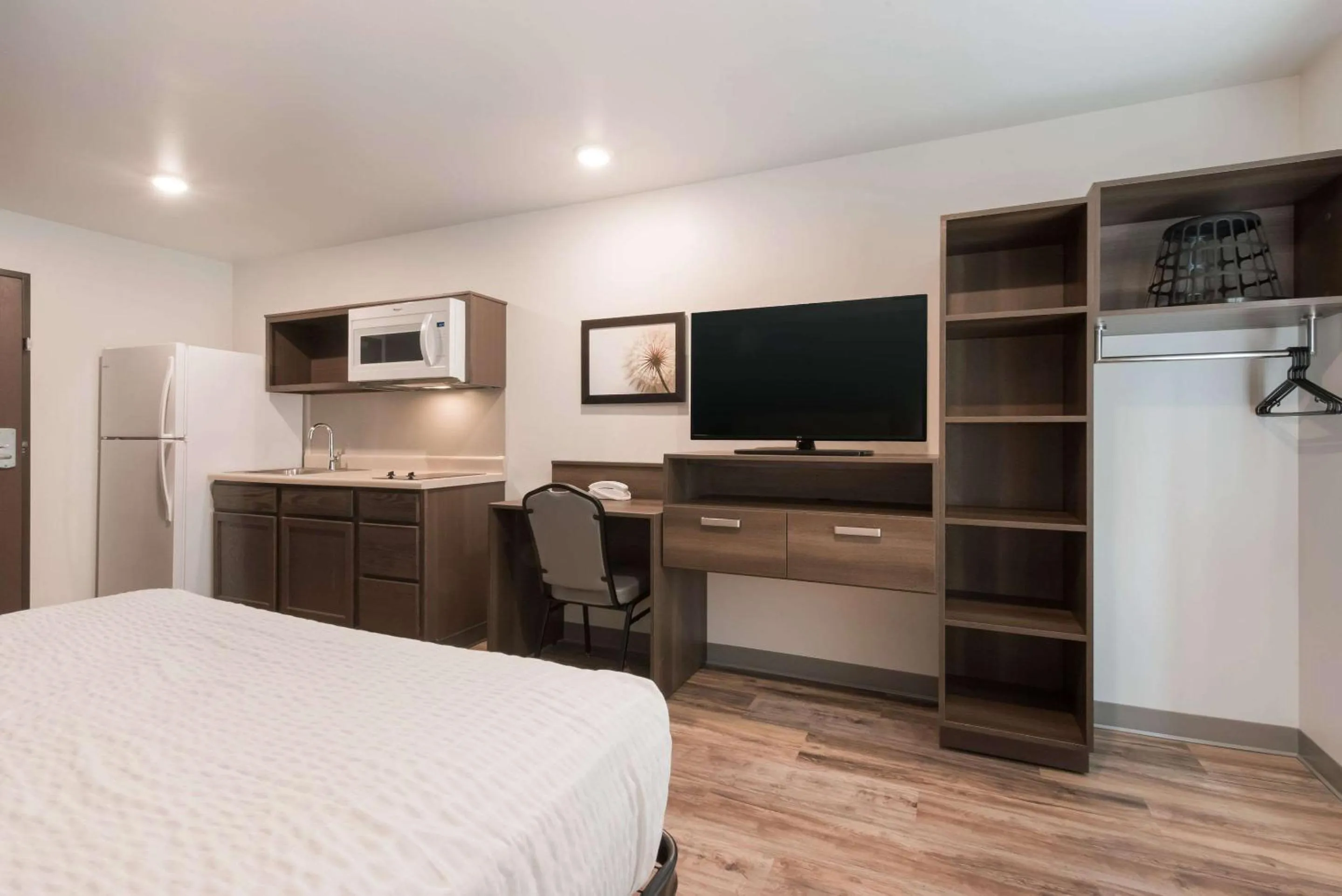 Bedroom, Bed in WoodSpring Suites Philadelphia Northeast