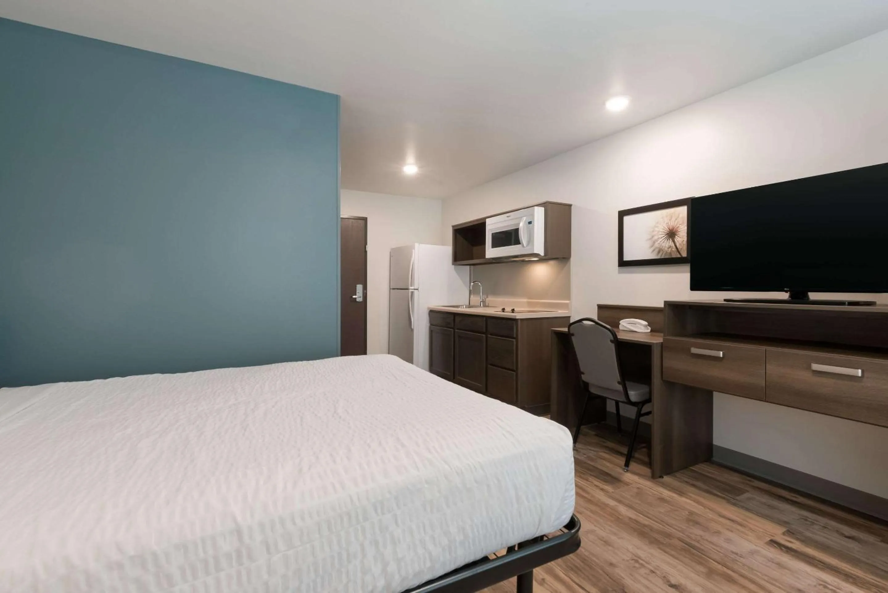 Bedroom, Bed in WoodSpring Suites Philadelphia Northeast