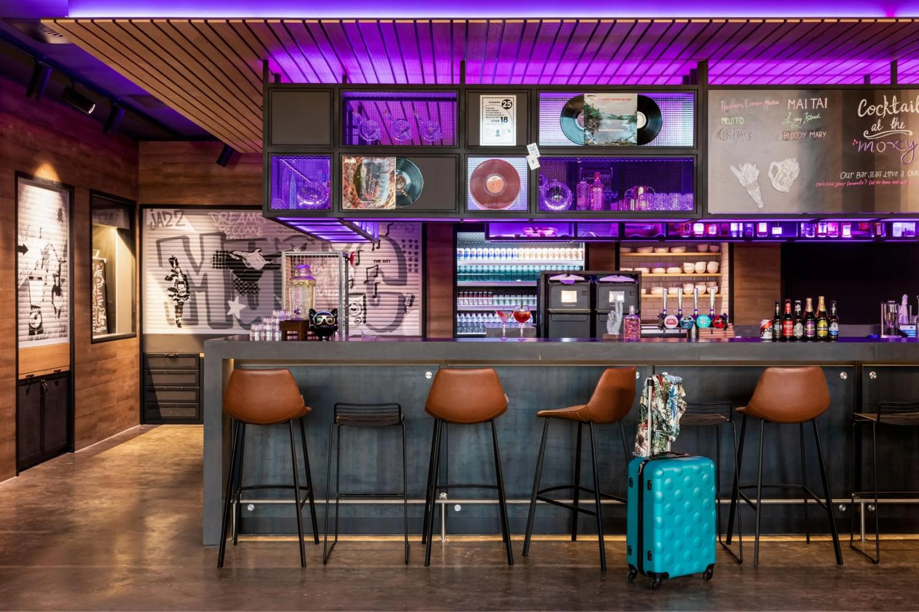 Lounge or bar in Moxy Glasgow SEC