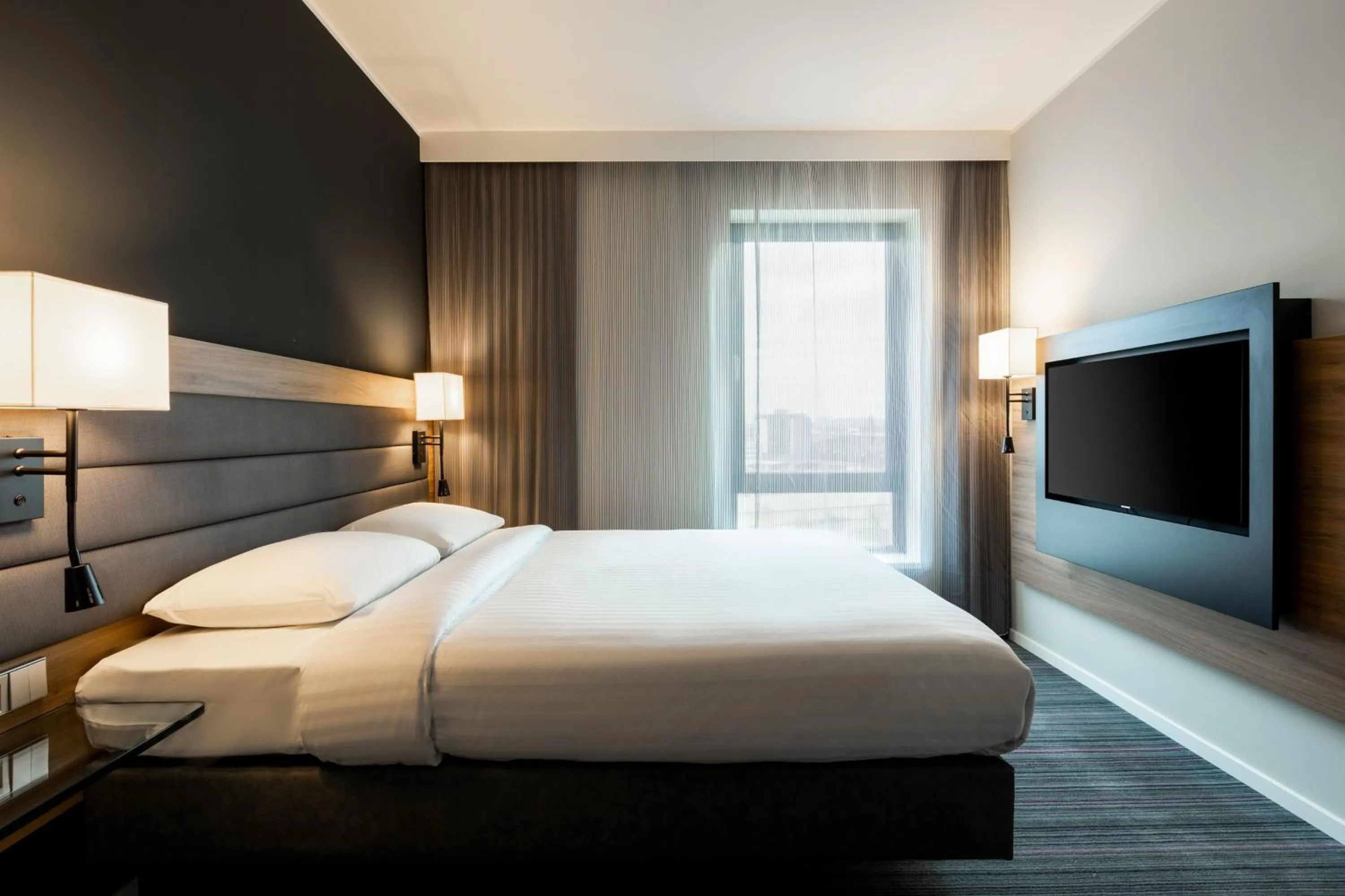 Photo of the whole room, Bed in Moxy Glasgow SEC