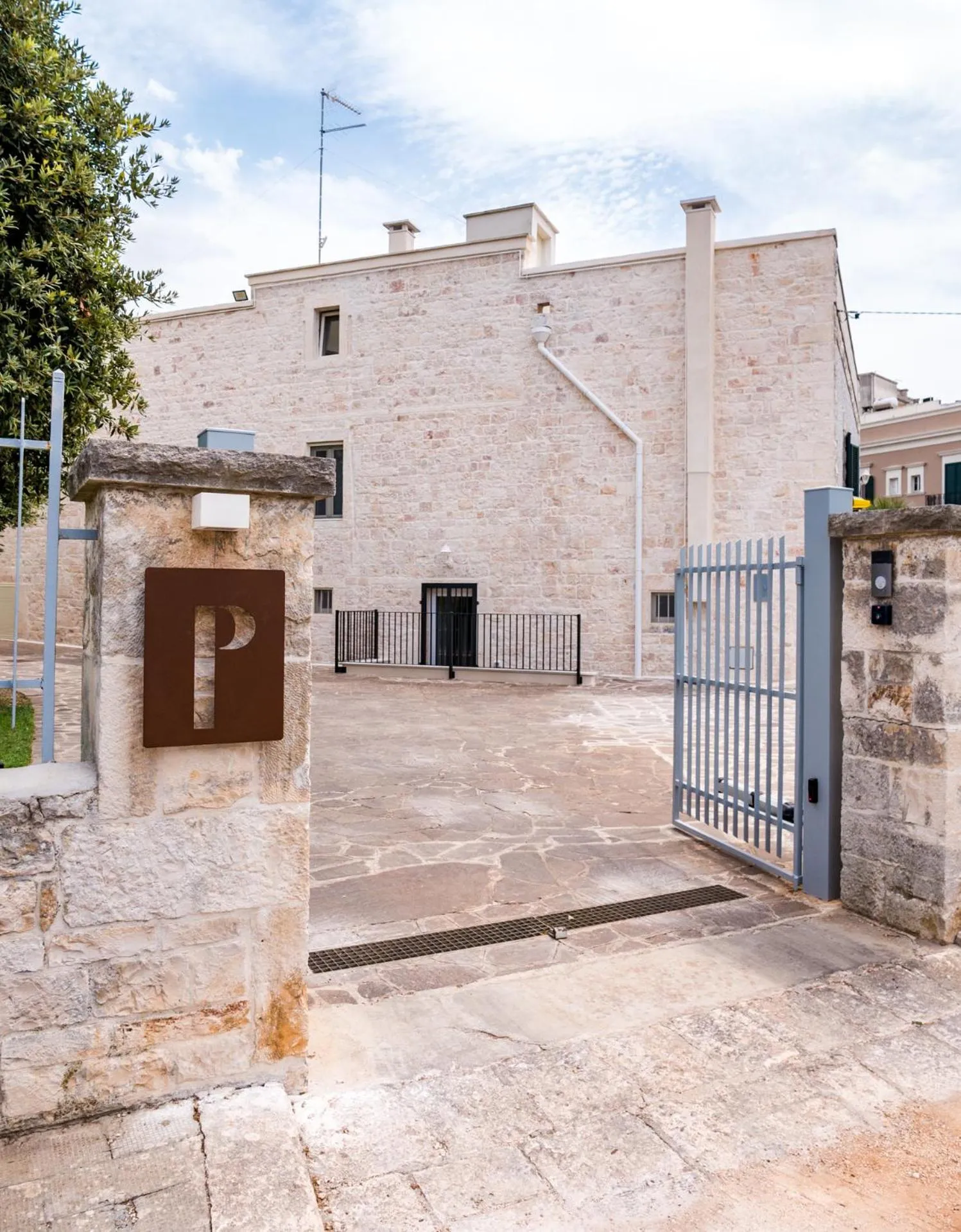 Facade/entrance in Villa Aurelia Suites and Apartments