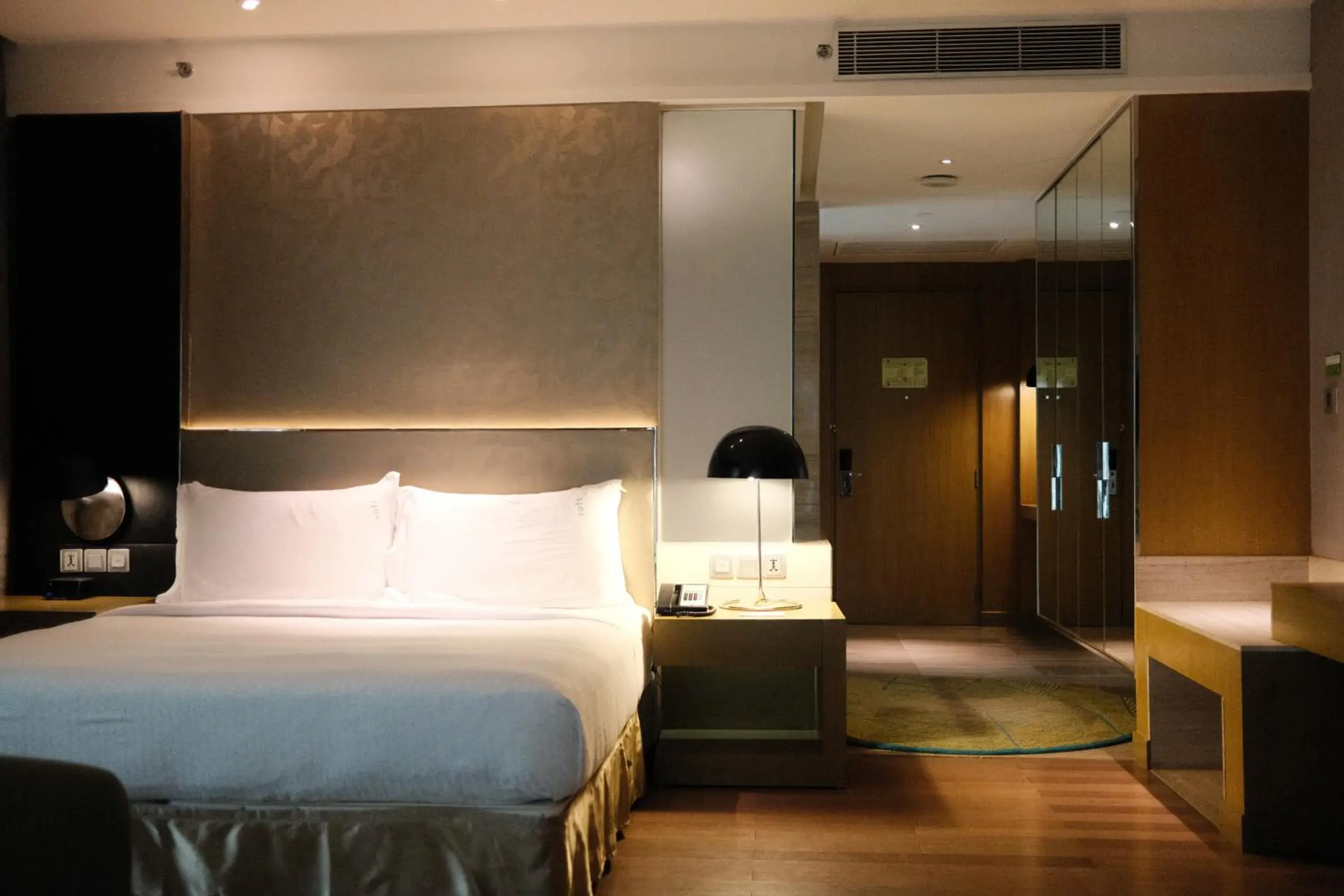 Bed in Holiday Inn New Delhi Aerocity by IHG Bed in Holiday Inn New Delhi Aerocity by IHG