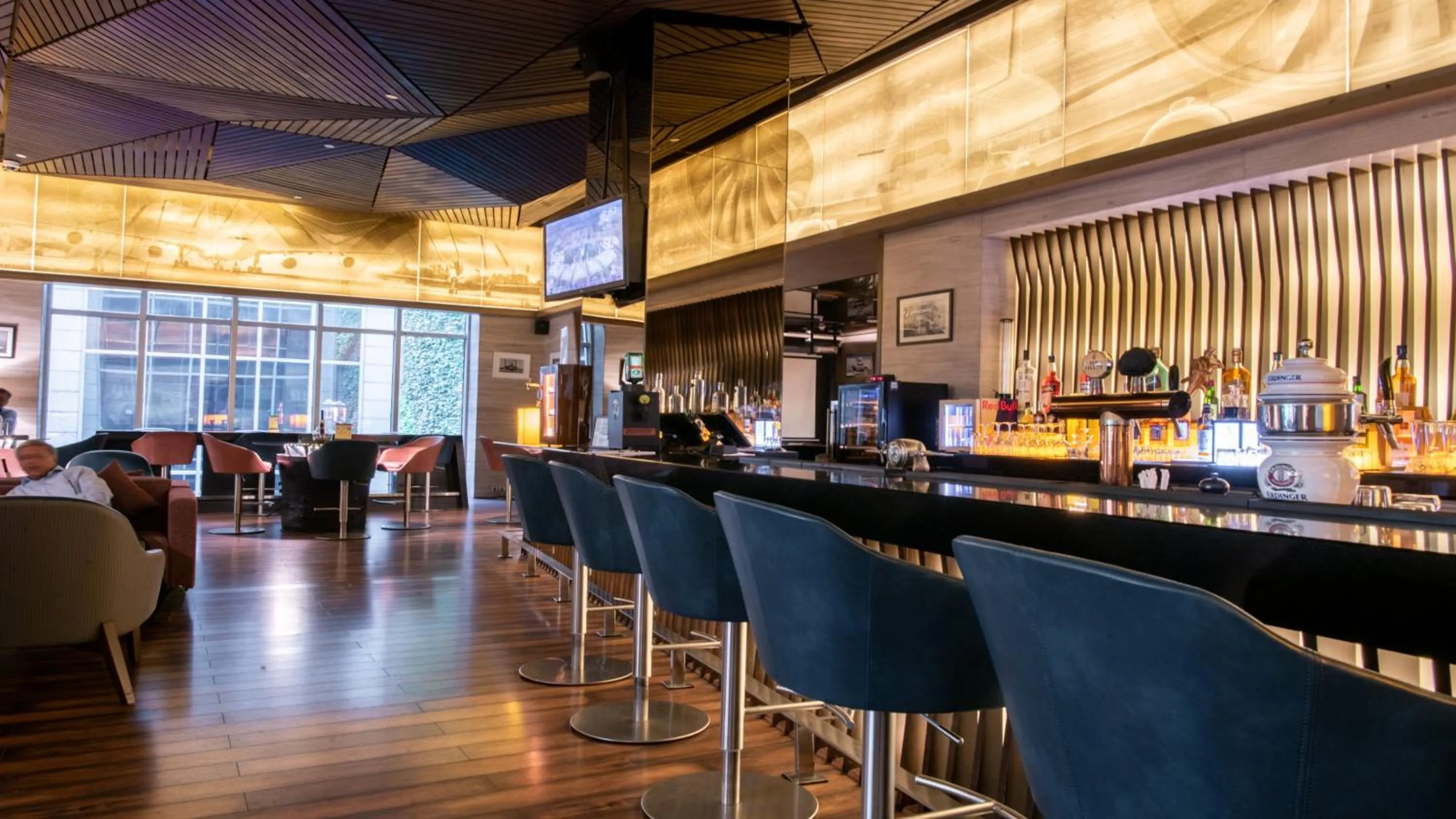 Lounge or bar in Holiday Inn New Delhi Aerocity by IHG