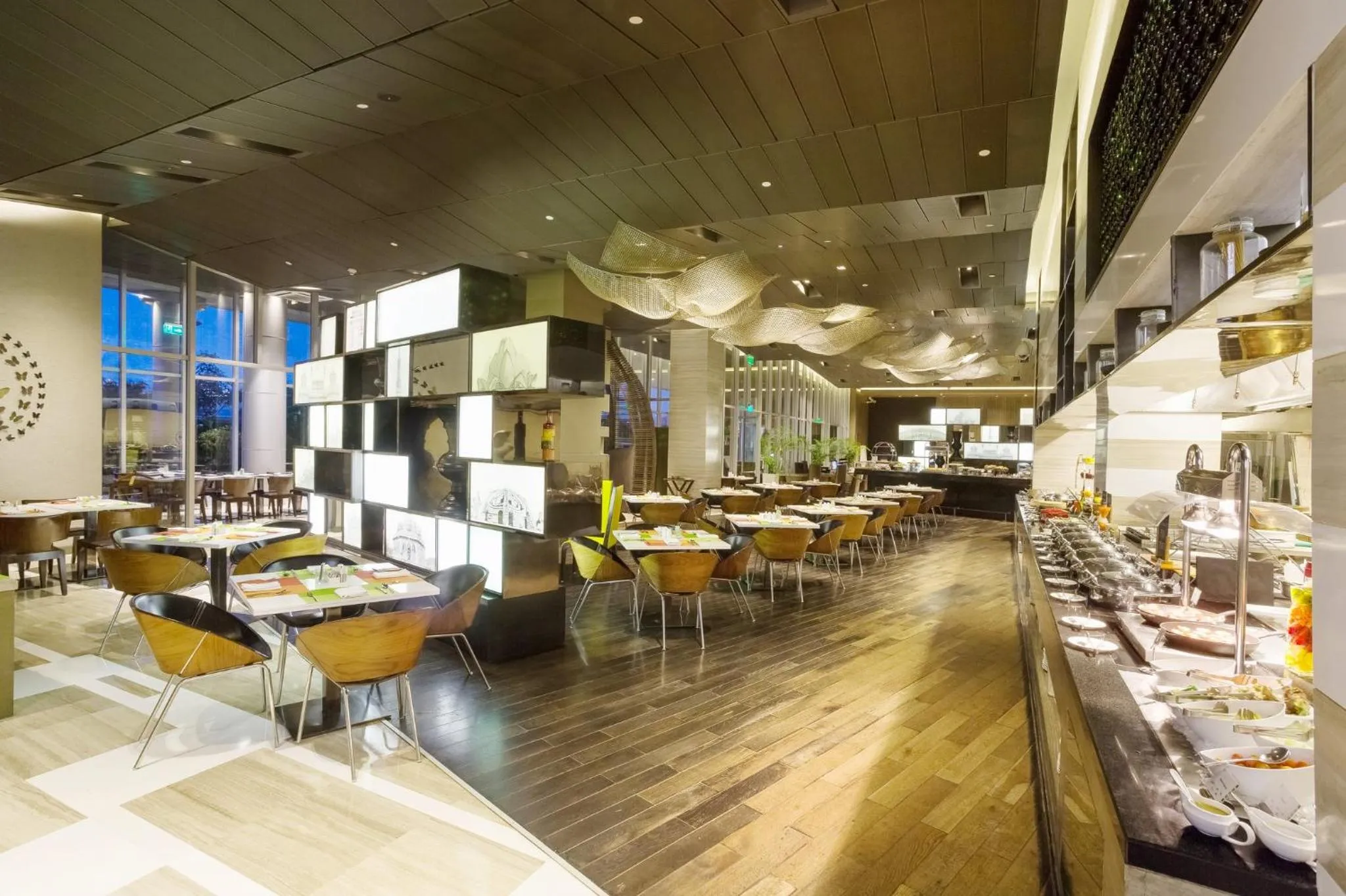 Restaurant/places to eat in Holiday Inn New Delhi Aerocity by IHG