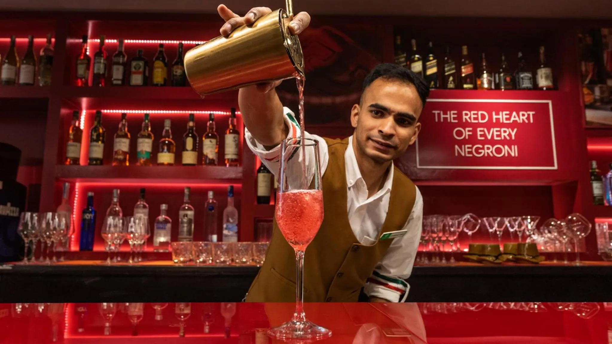 Lounge or bar in Holiday Inn New Delhi Aerocity by IHG