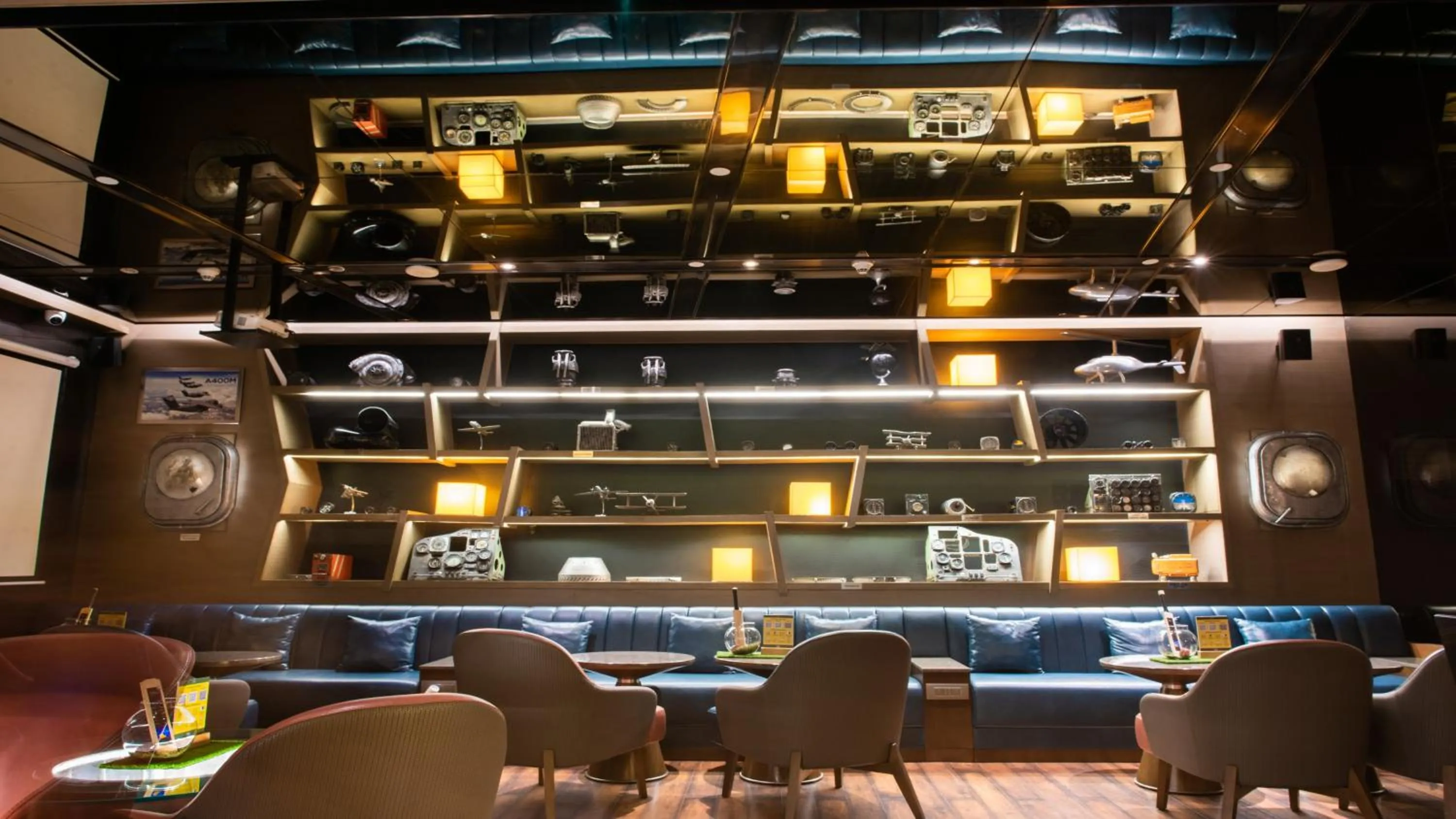 Lounge or bar in Holiday Inn New Delhi Aerocity by IHG