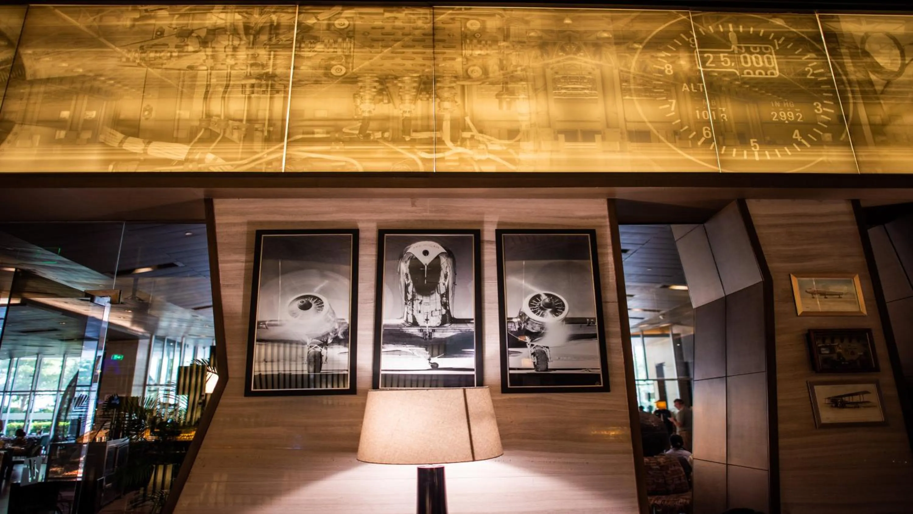 Lounge or bar in Holiday Inn New Delhi Aerocity by IHG