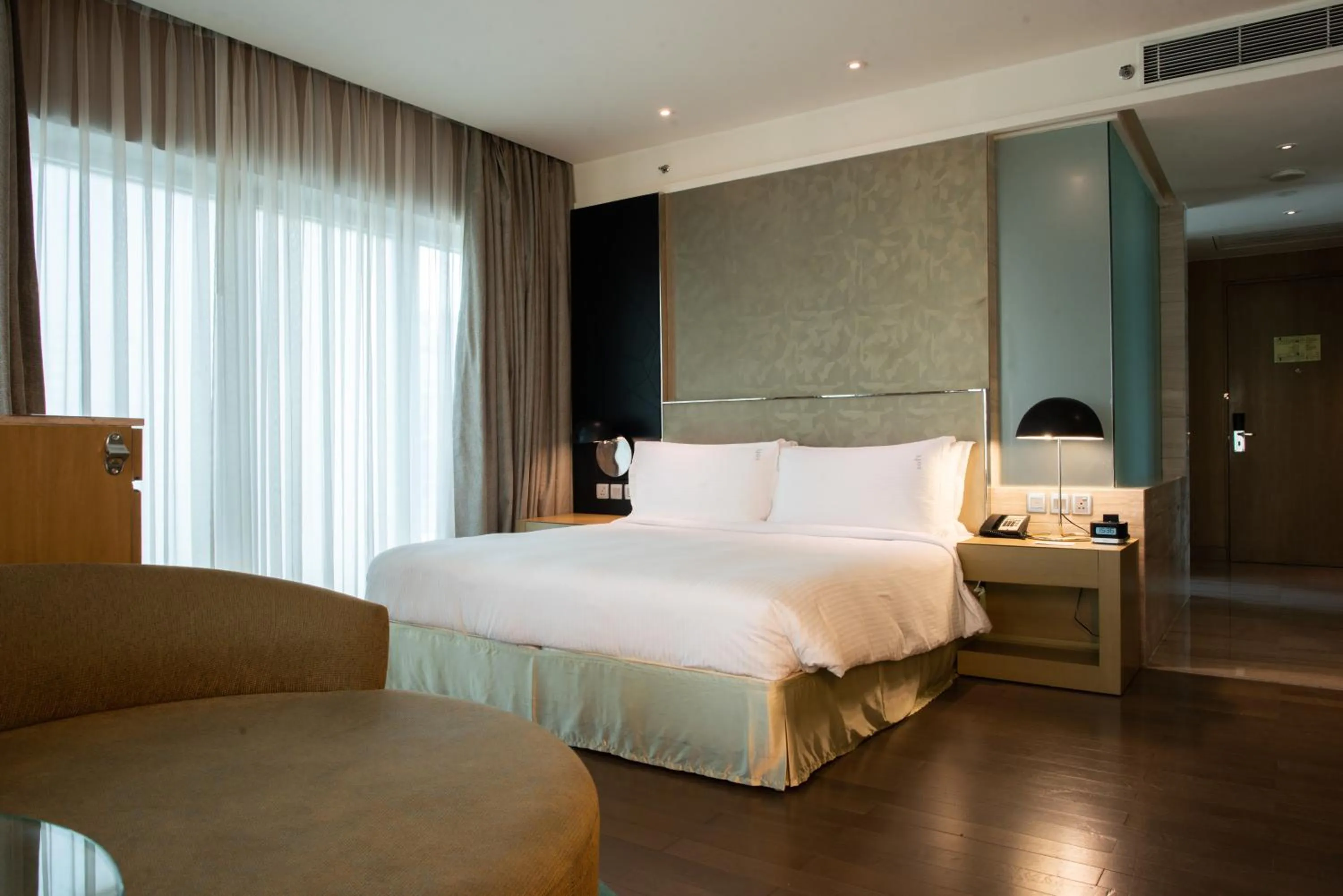 Bed in Holiday Inn New Delhi Aerocity by IHG