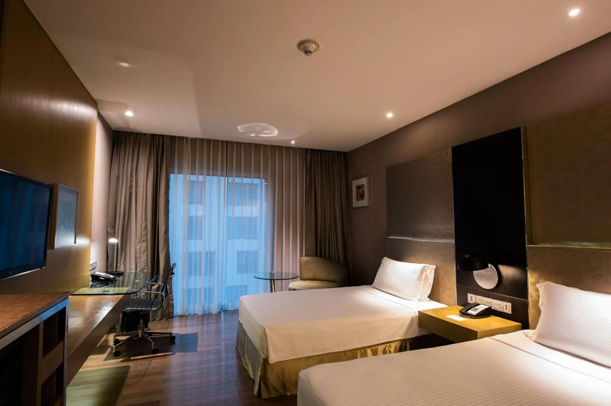 Photo of the whole room, Bed in Holiday Inn New Delhi Aerocity by IHG
