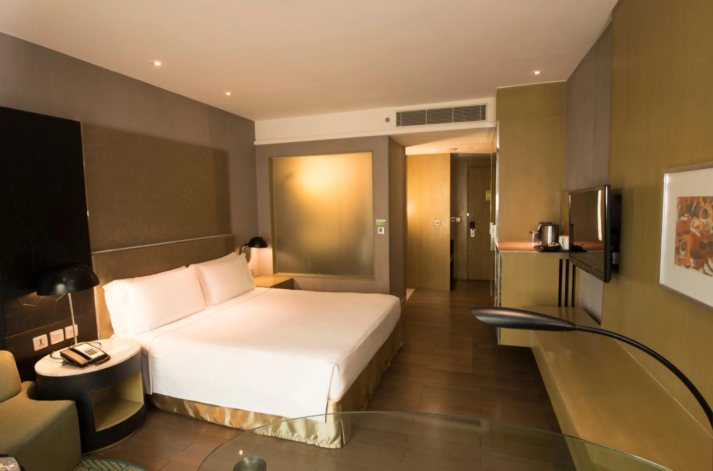 Photo of the whole room, Bed in Holiday Inn New Delhi Aerocity by IHG