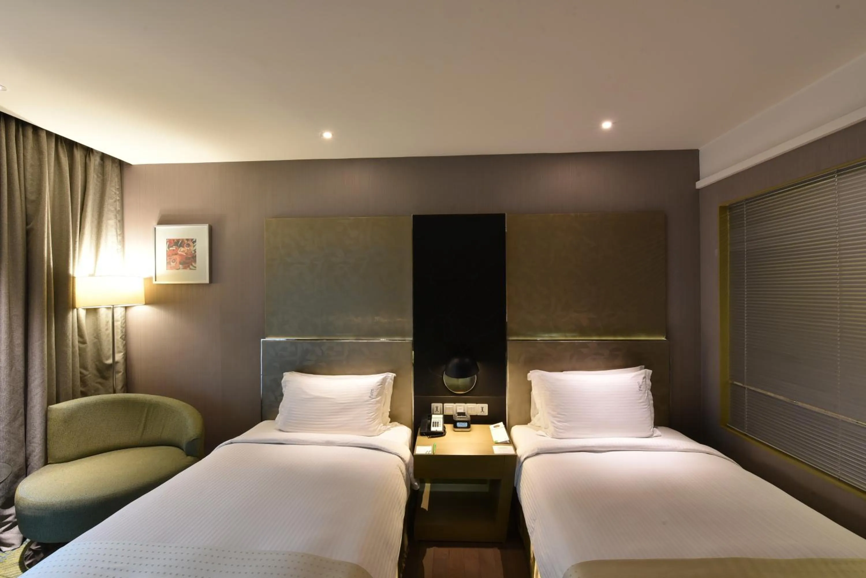 Bed in Holiday Inn New Delhi Aerocity by IHG