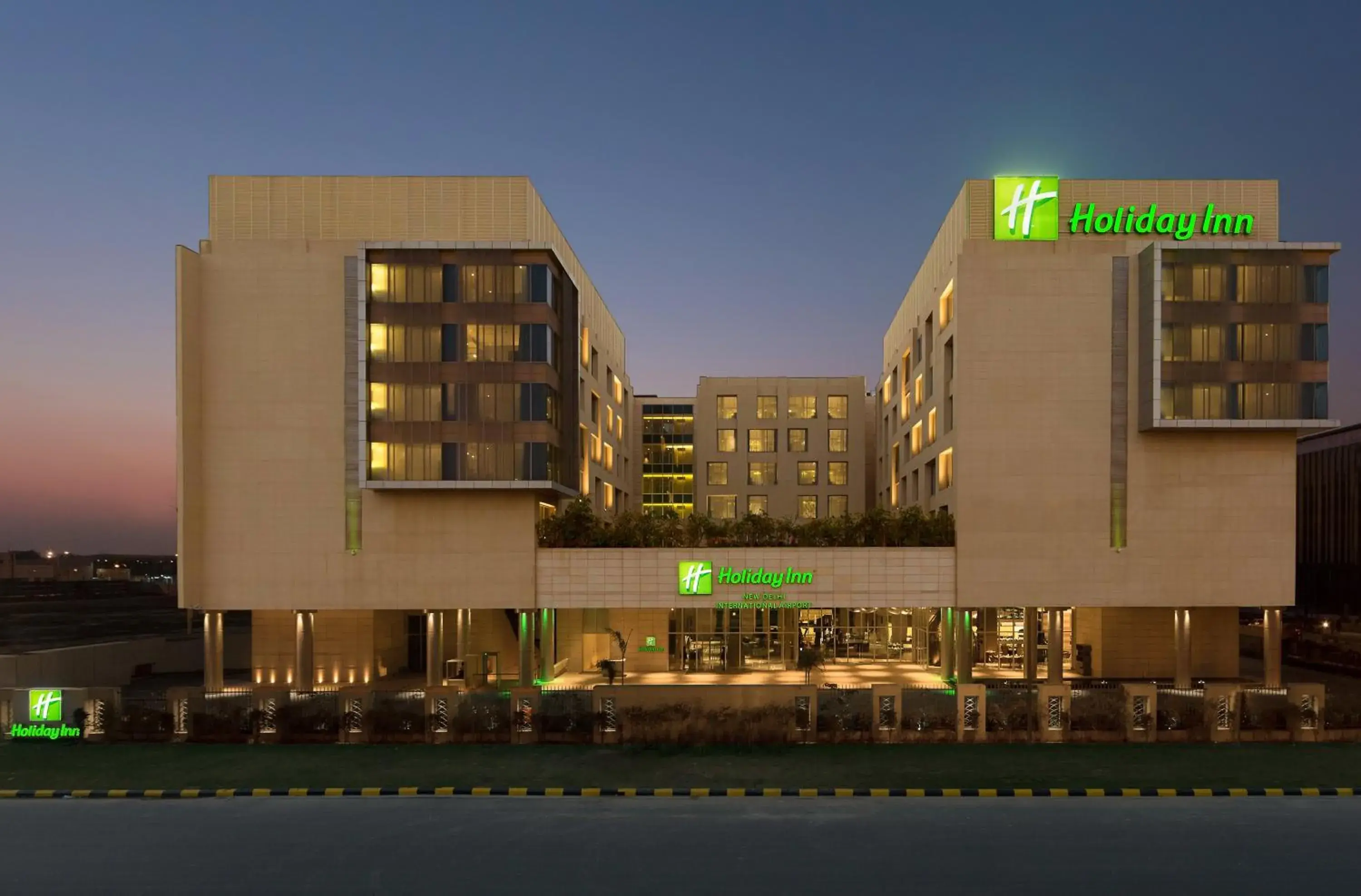 Property building in Holiday Inn New Delhi Aerocity by IHG Property building in Holiday Inn New Delhi Aerocity by IHG