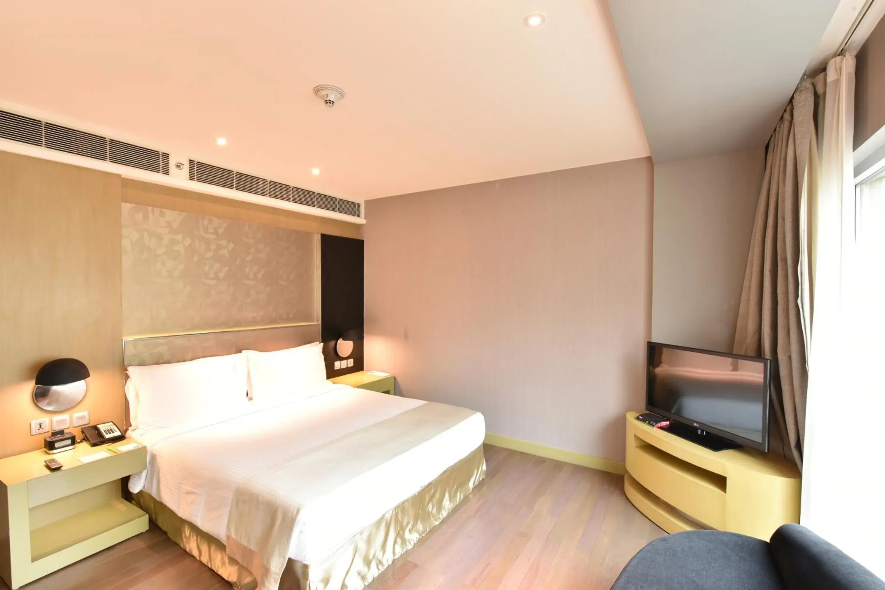 One Bedroom suite with additional living area- Non Smoking in Holiday Inn New Delhi Aerocity by IHG One Bedroom suite with additional living area- Non Smoking in Holiday Inn New Delhi Aerocity by IHG