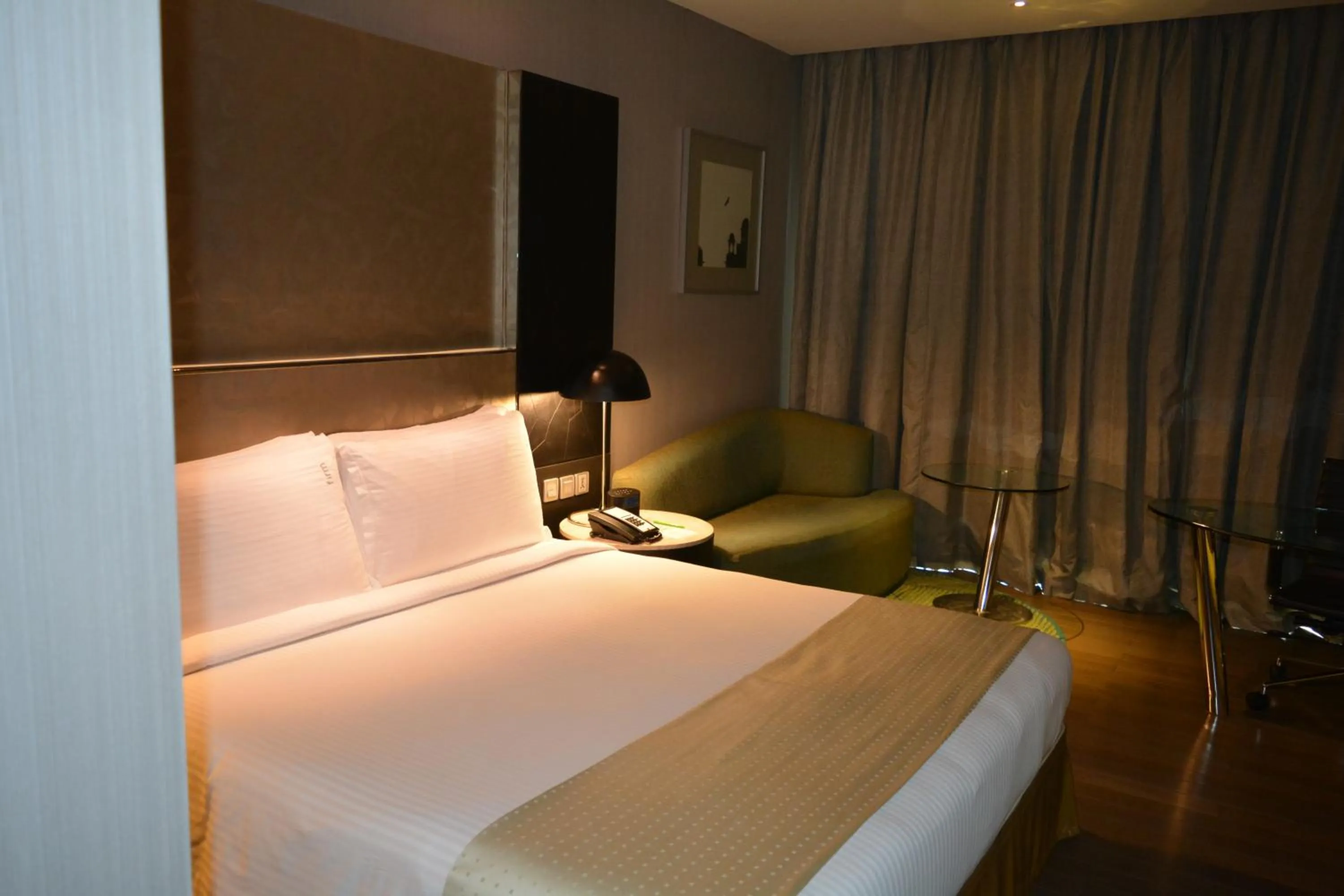 Bed in Holiday Inn New Delhi Aerocity by IHG