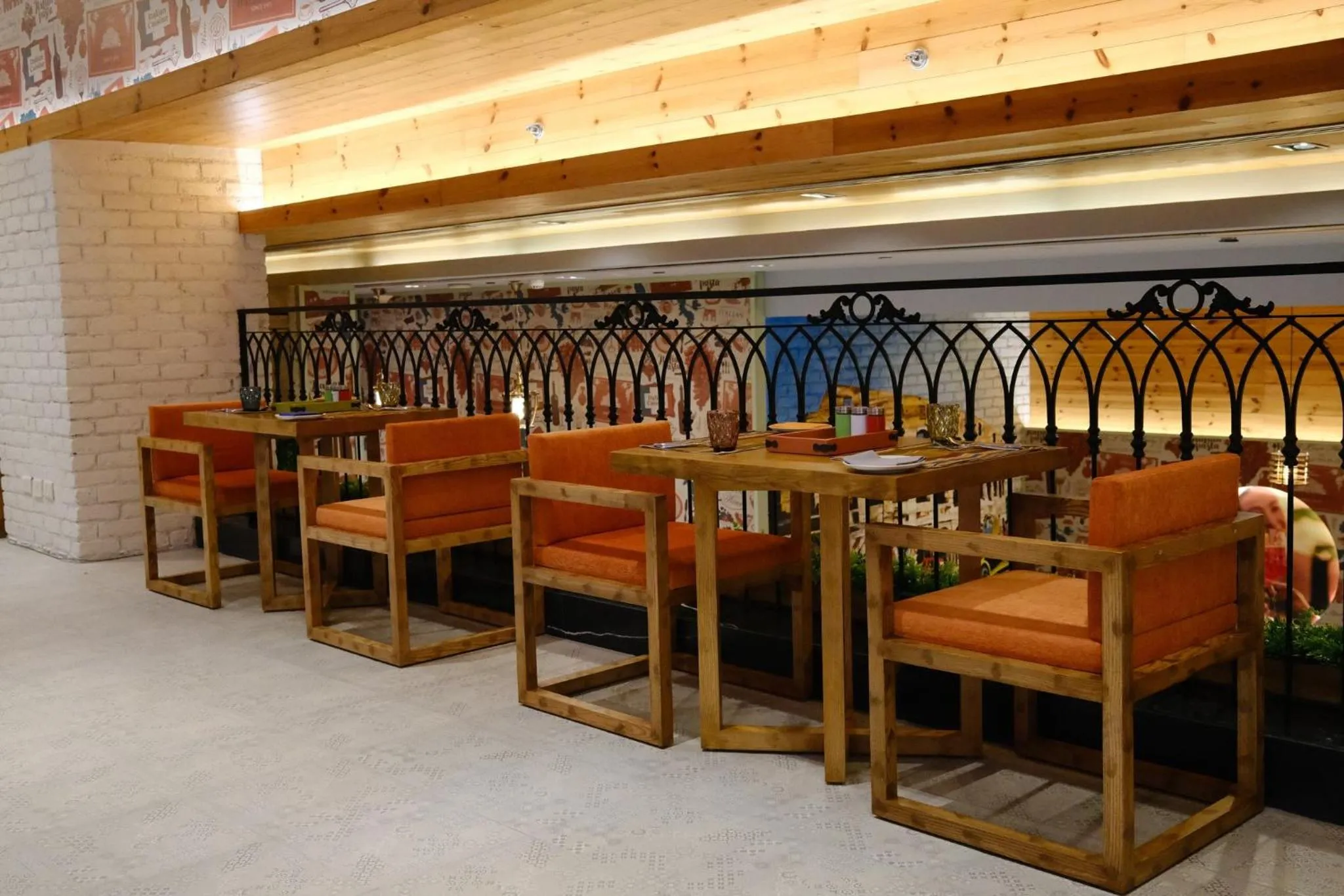 Restaurant/places to eat in Holiday Inn New Delhi Aerocity by IHG