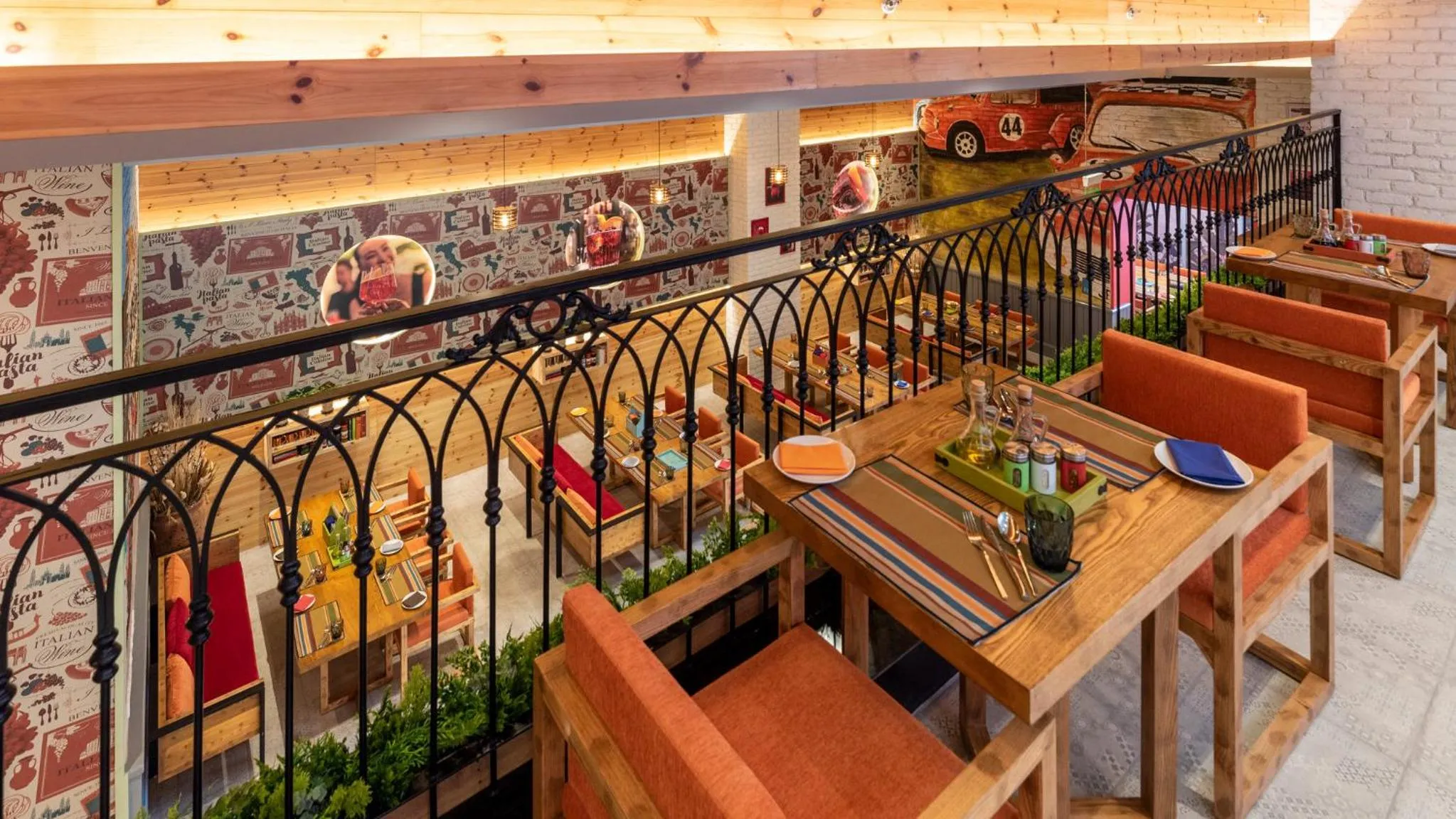 Restaurant/places to eat in Holiday Inn New Delhi Aerocity by IHG