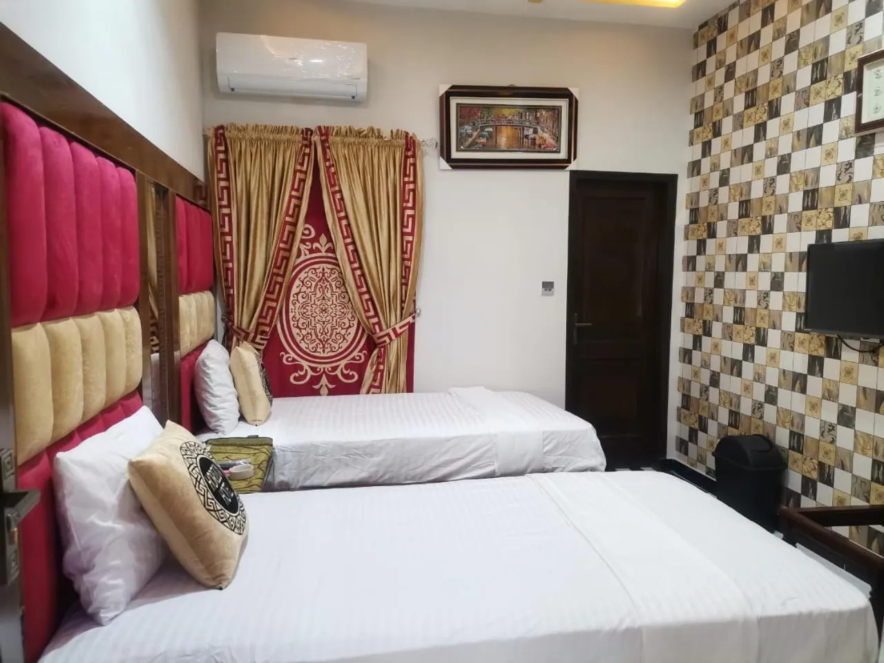 Bedroom, Bed in Horizon Hotel