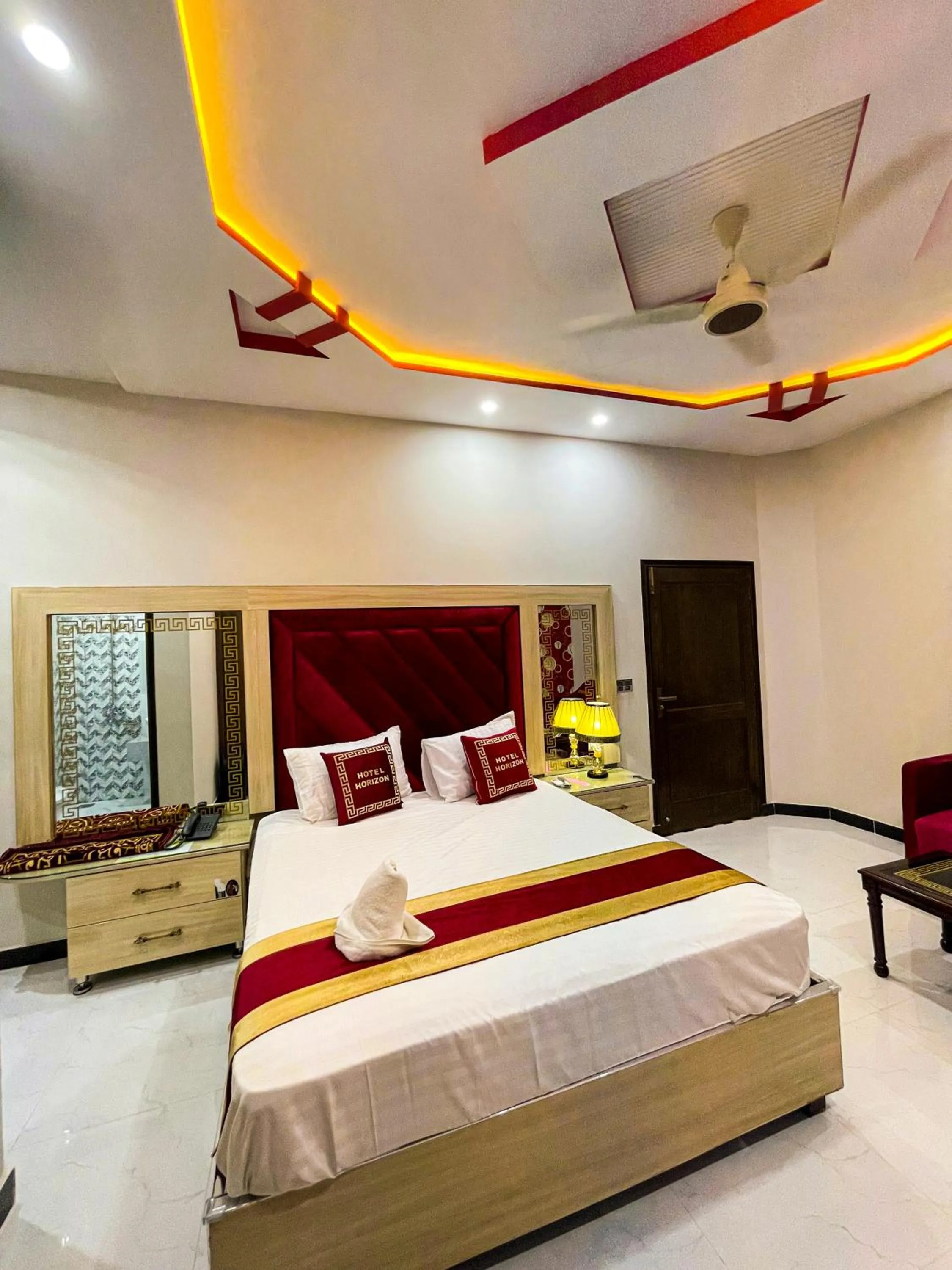 Bedroom, Bed in Horizon Hotel