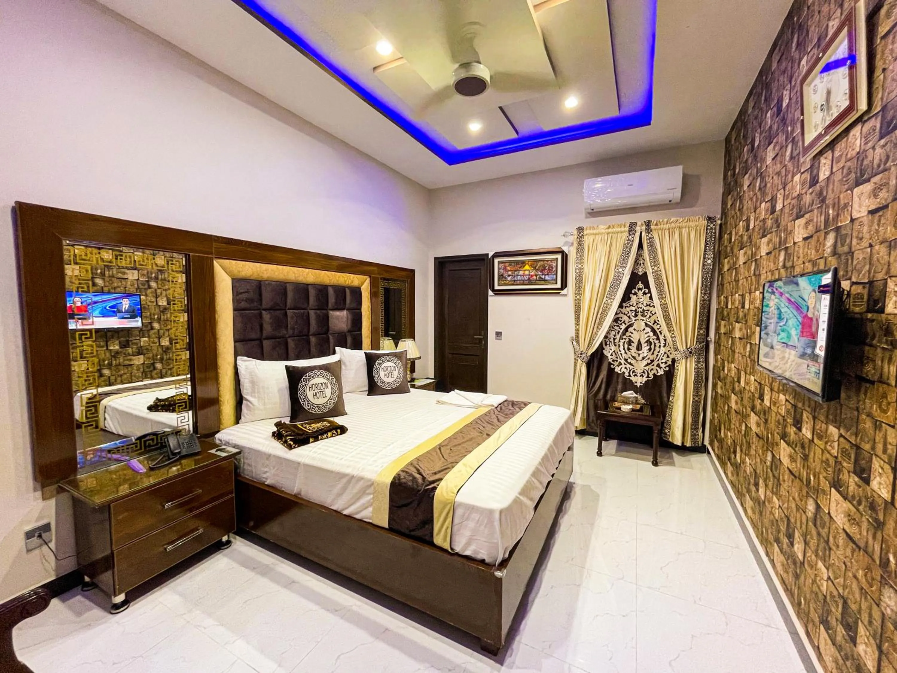 Photo of the whole room, Bed in Horizon Hotel